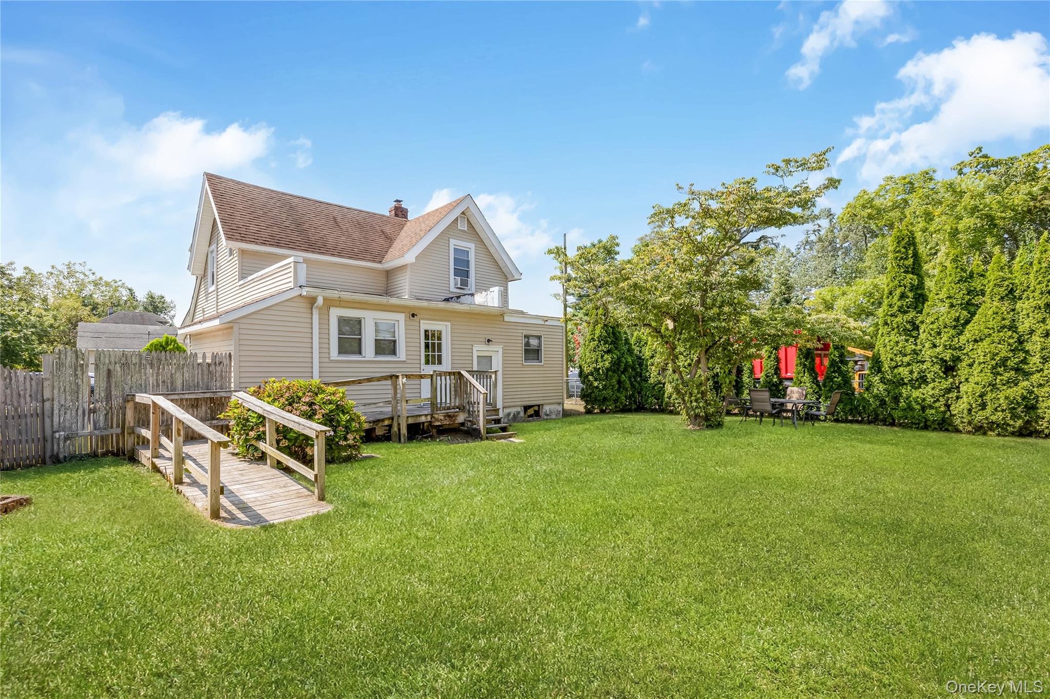 25 1st Street, Islip, NY 11751