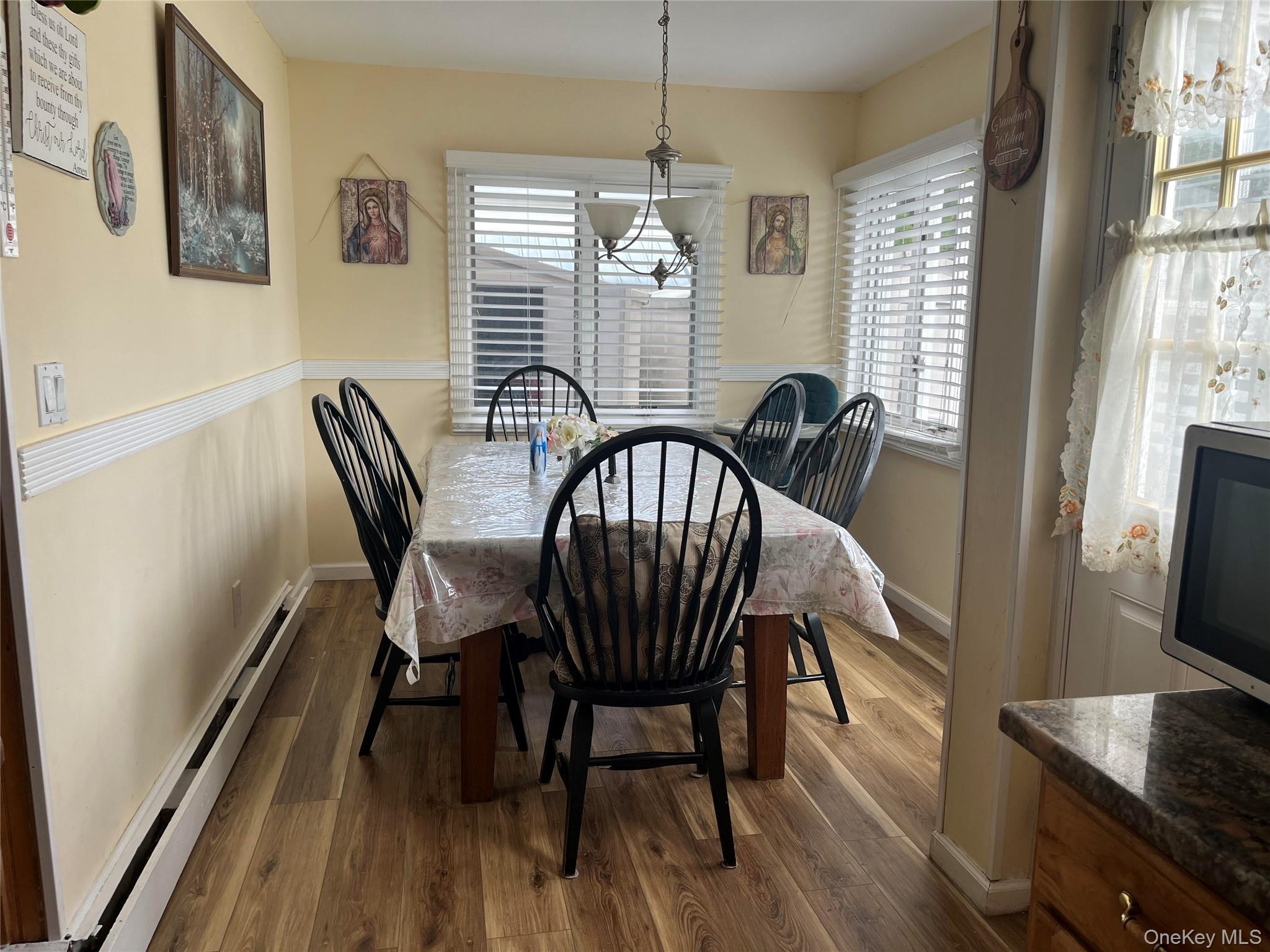 9 Hollings Drive, Deer Park, NY 11729