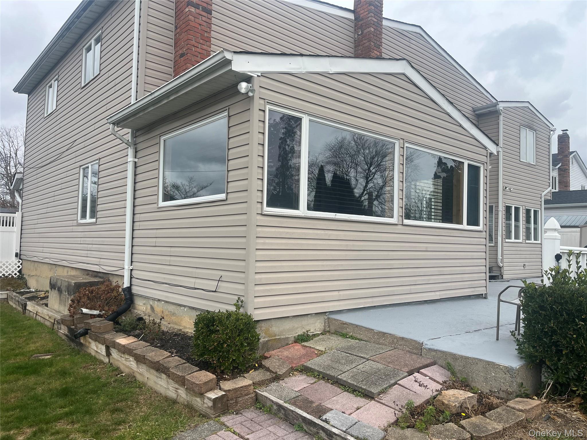 9 Hollings Drive, Deer Park, NY 11729