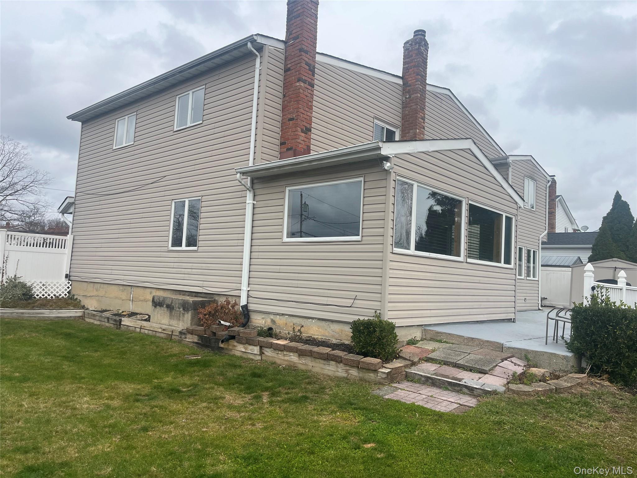 9 Hollings Drive, Deer Park, NY 11729