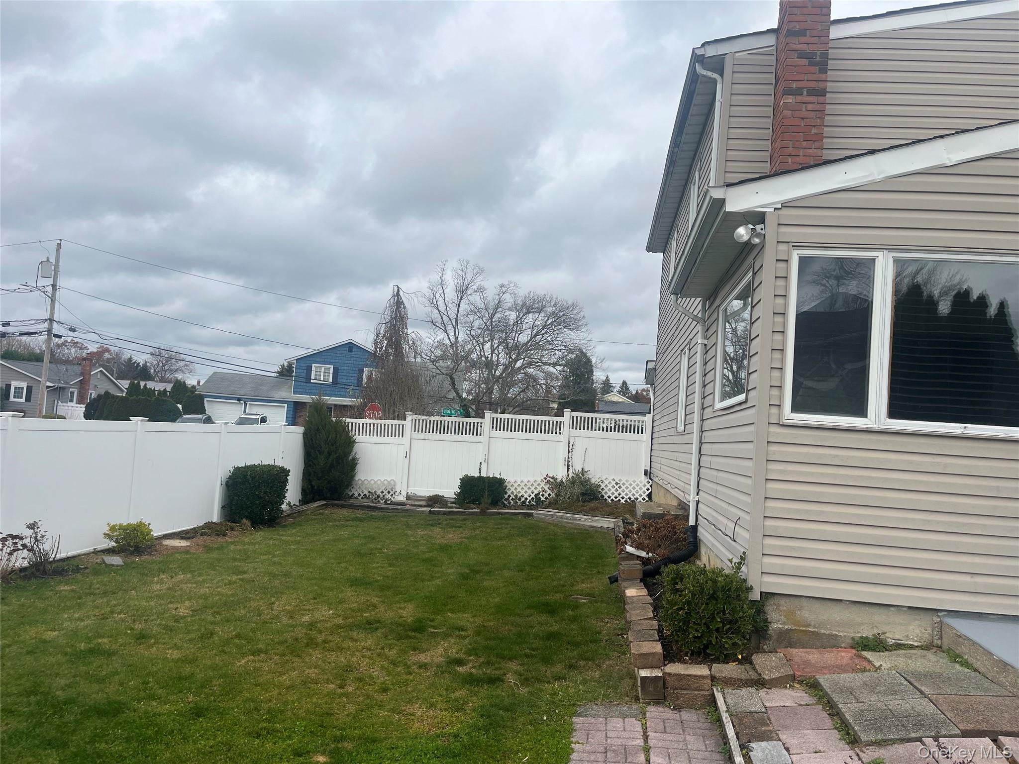 9 Hollings Drive, Deer Park, NY 11729