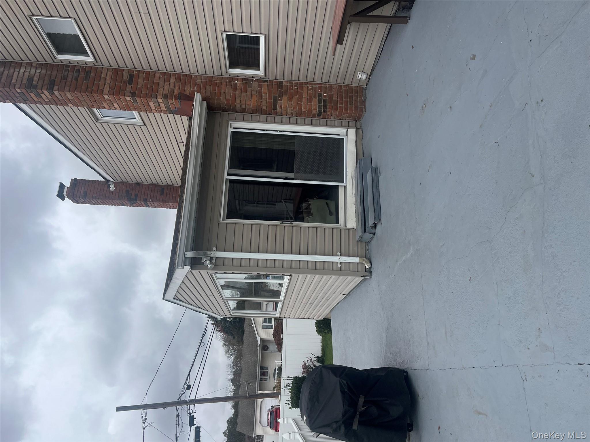 9 Hollings Drive, Deer Park, NY 11729