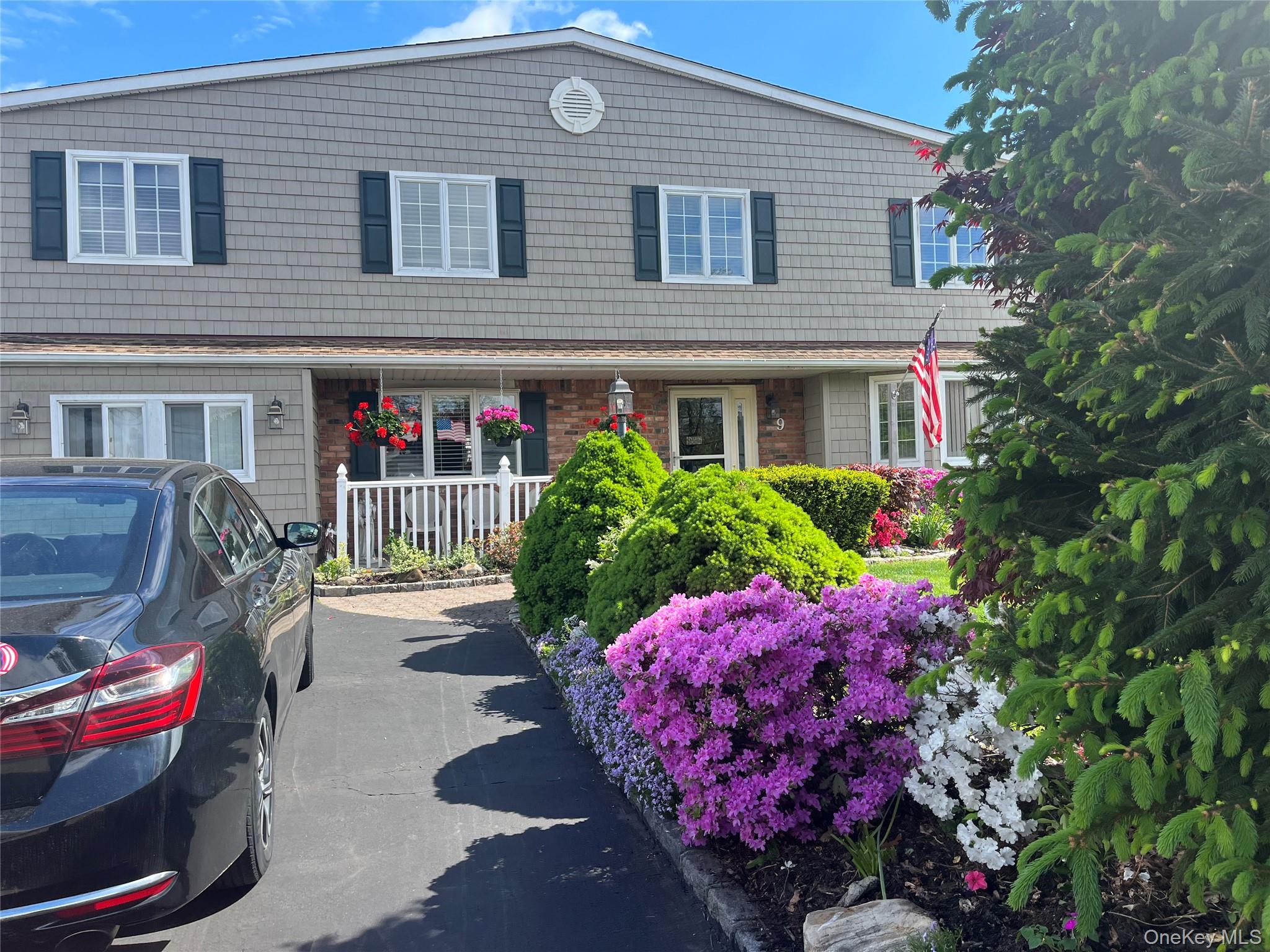 9 Hollings Hollings Drive N, Deer Park, NY 11729