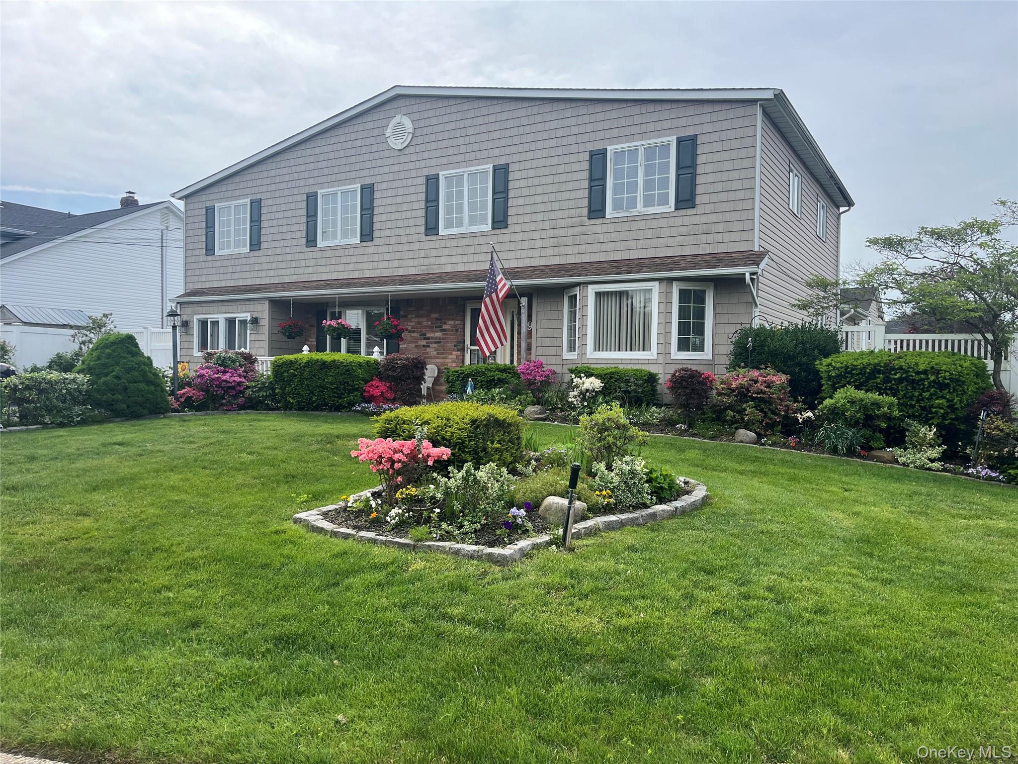 9 Hollings Drive, Deer Park, NY 11729