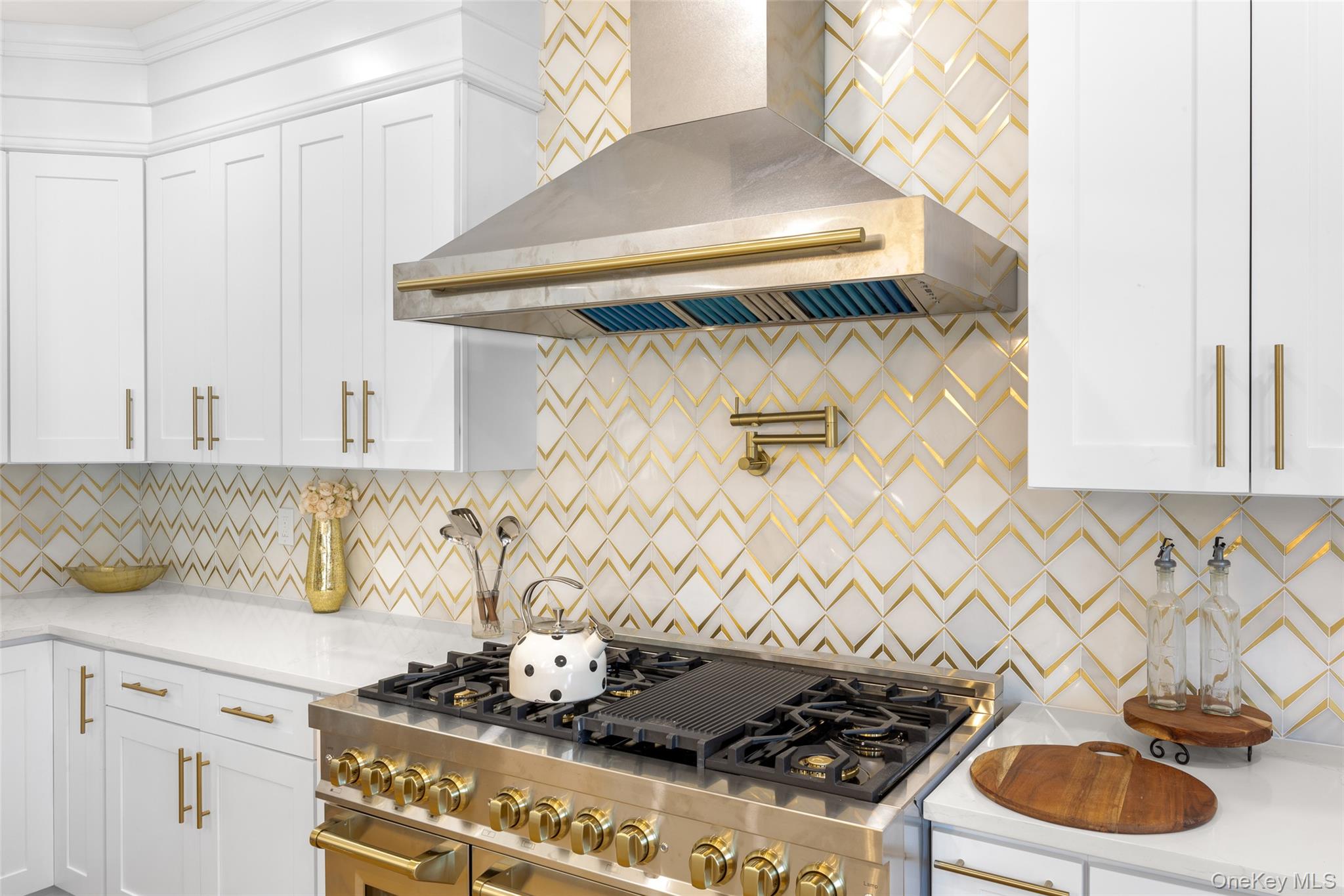 19 Mead Lane, Westbury, NY 11590