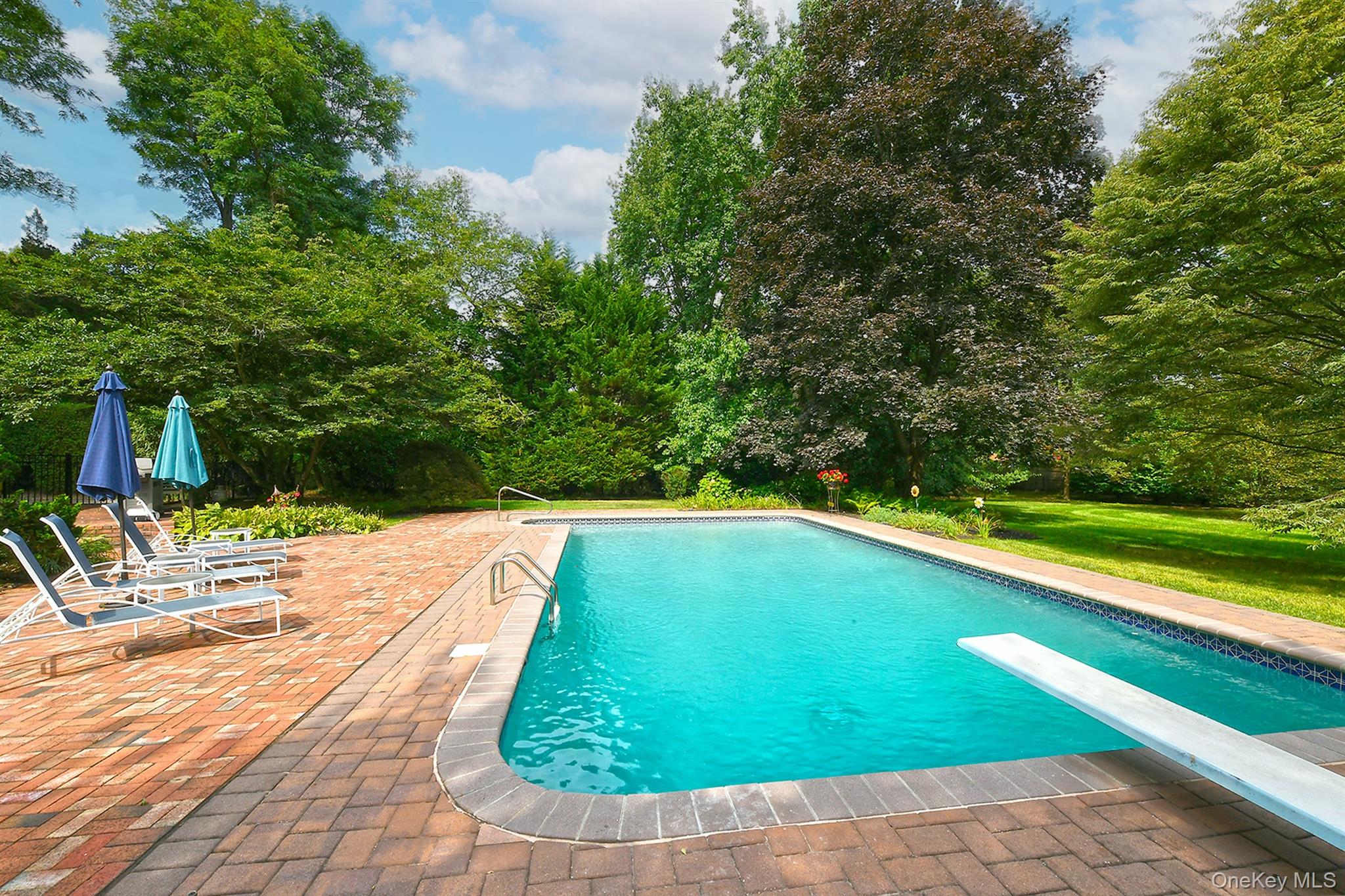 21 W Mall Drive, Huntington, NY 11743