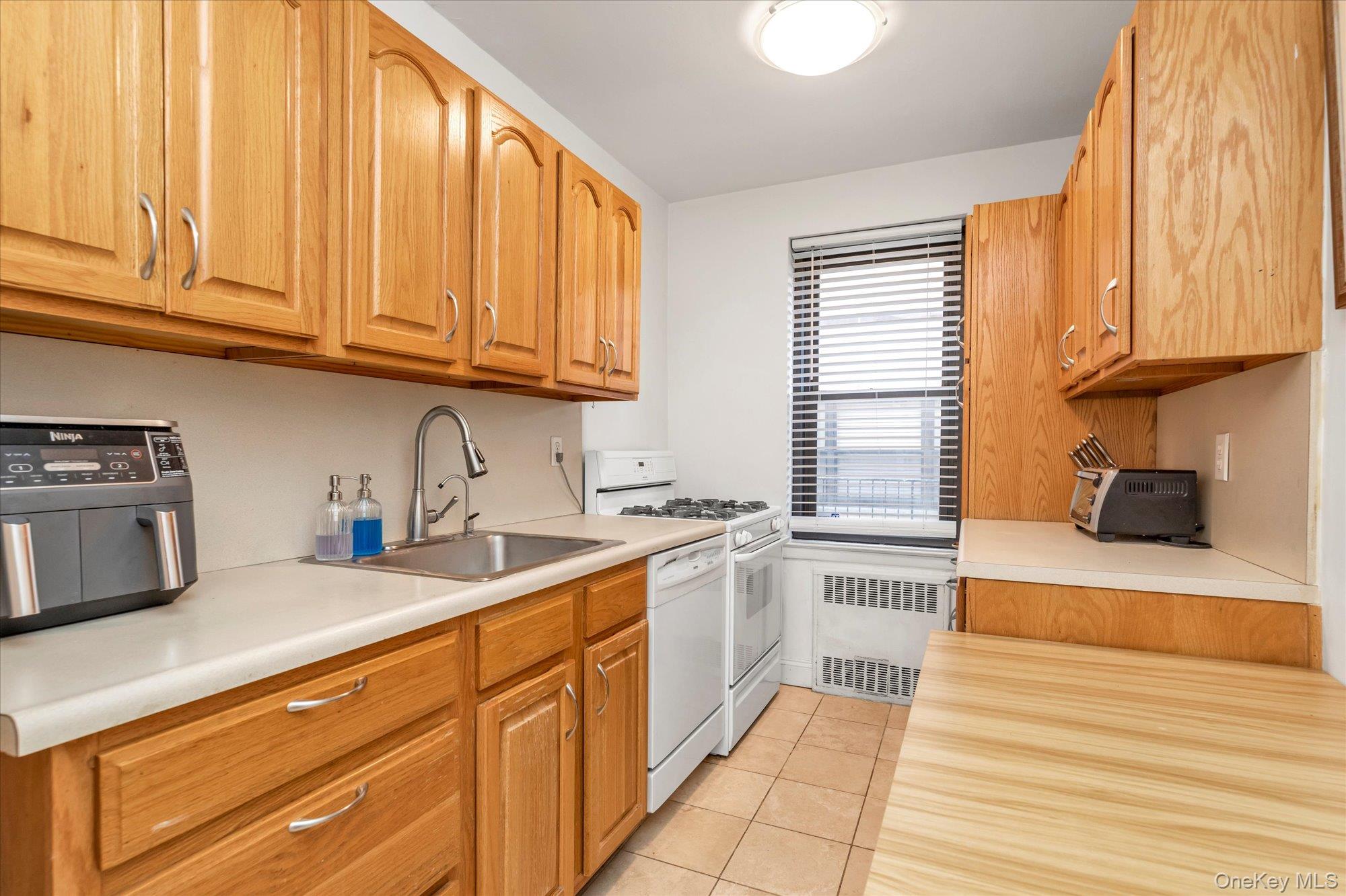 320 Atlantic Avenue # D-2, East Rockaway, NY 11518