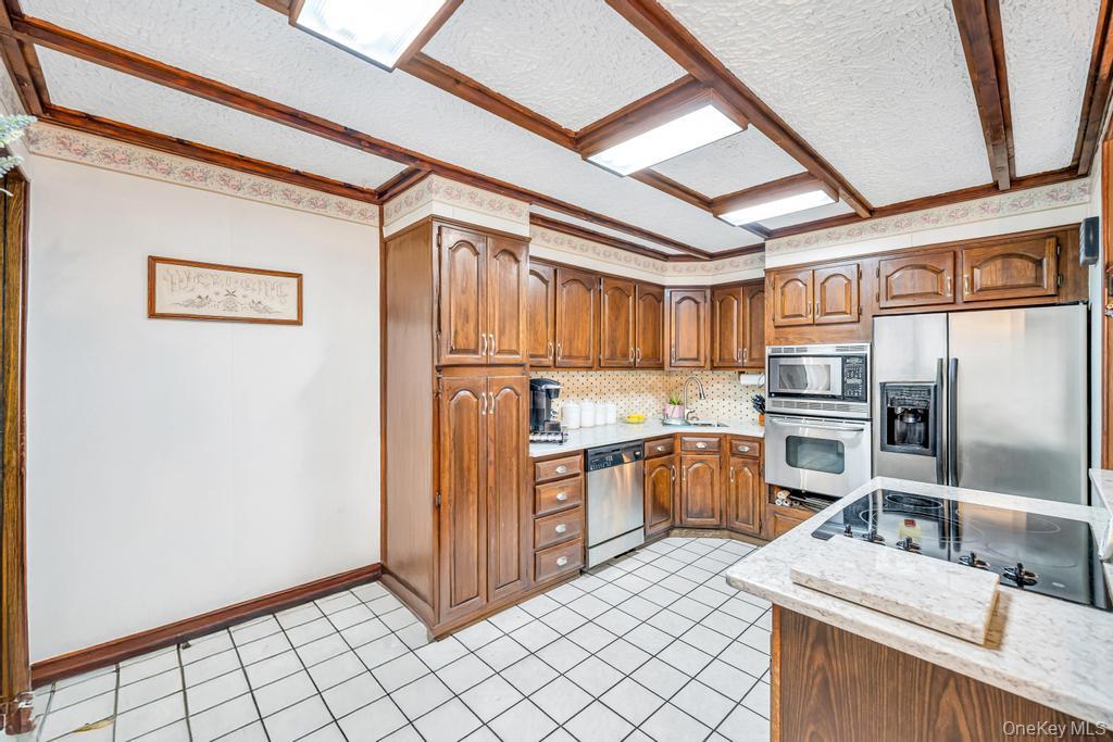 87 Underhill Avenue, Hicksville, NY 11801