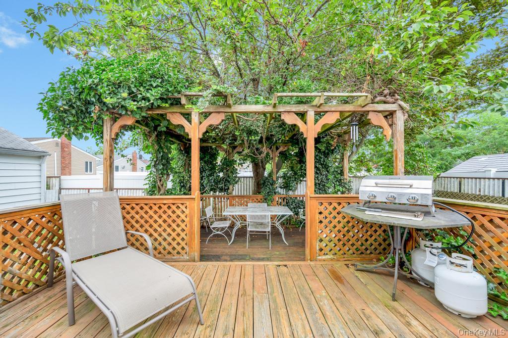 87 Underhill Avenue, Hicksville, NY 11801