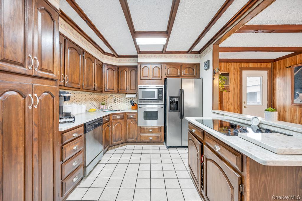 87 Underhill Avenue, Hicksville, NY 11801