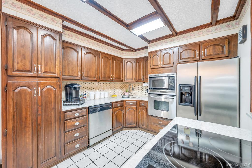 87 Underhill Avenue, Hicksville, NY 11801