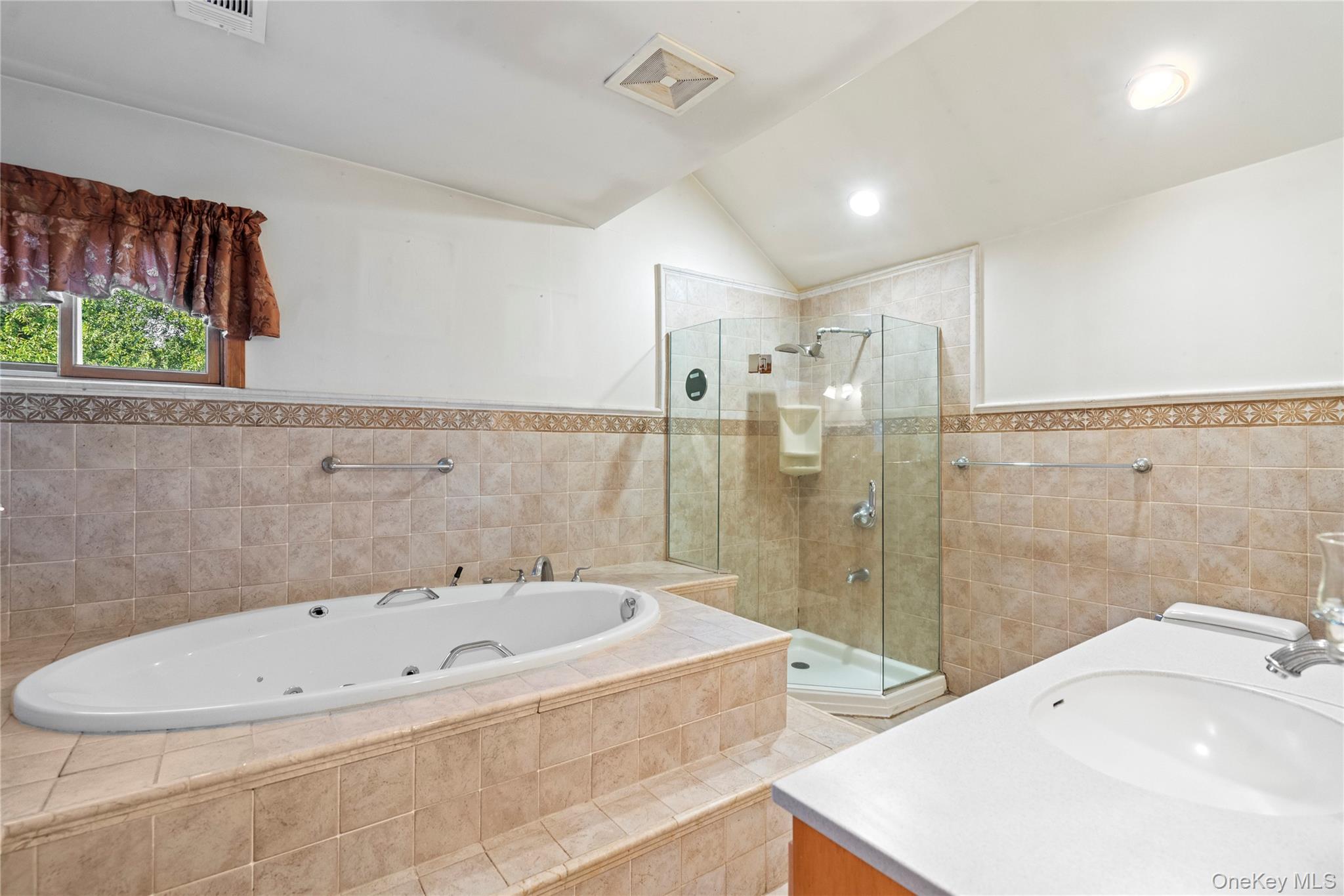 11 Harbor Court E, Roslyn Harbor, NY 11576