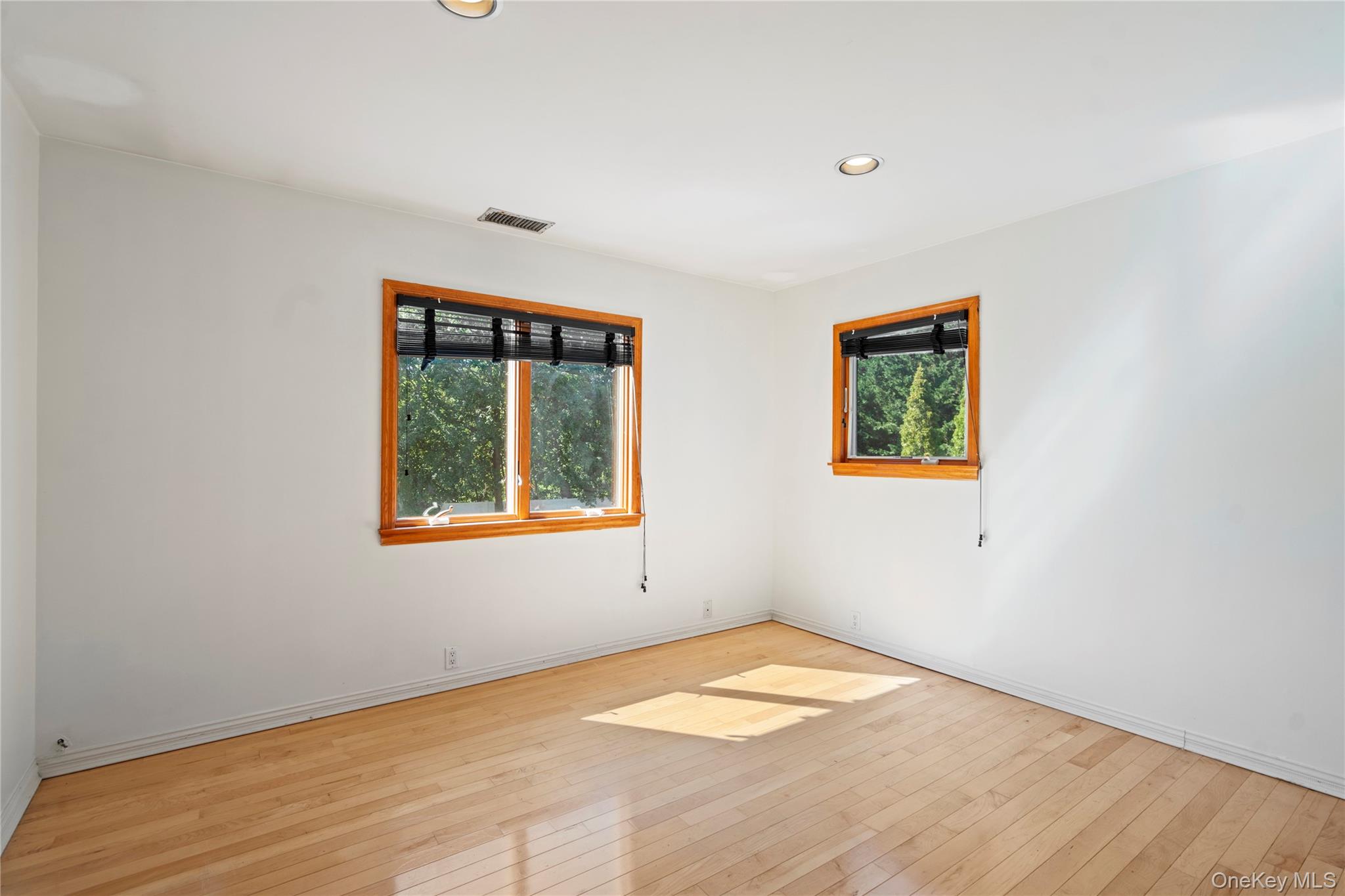 11 Harbor Court E, Roslyn Harbor, NY 11576