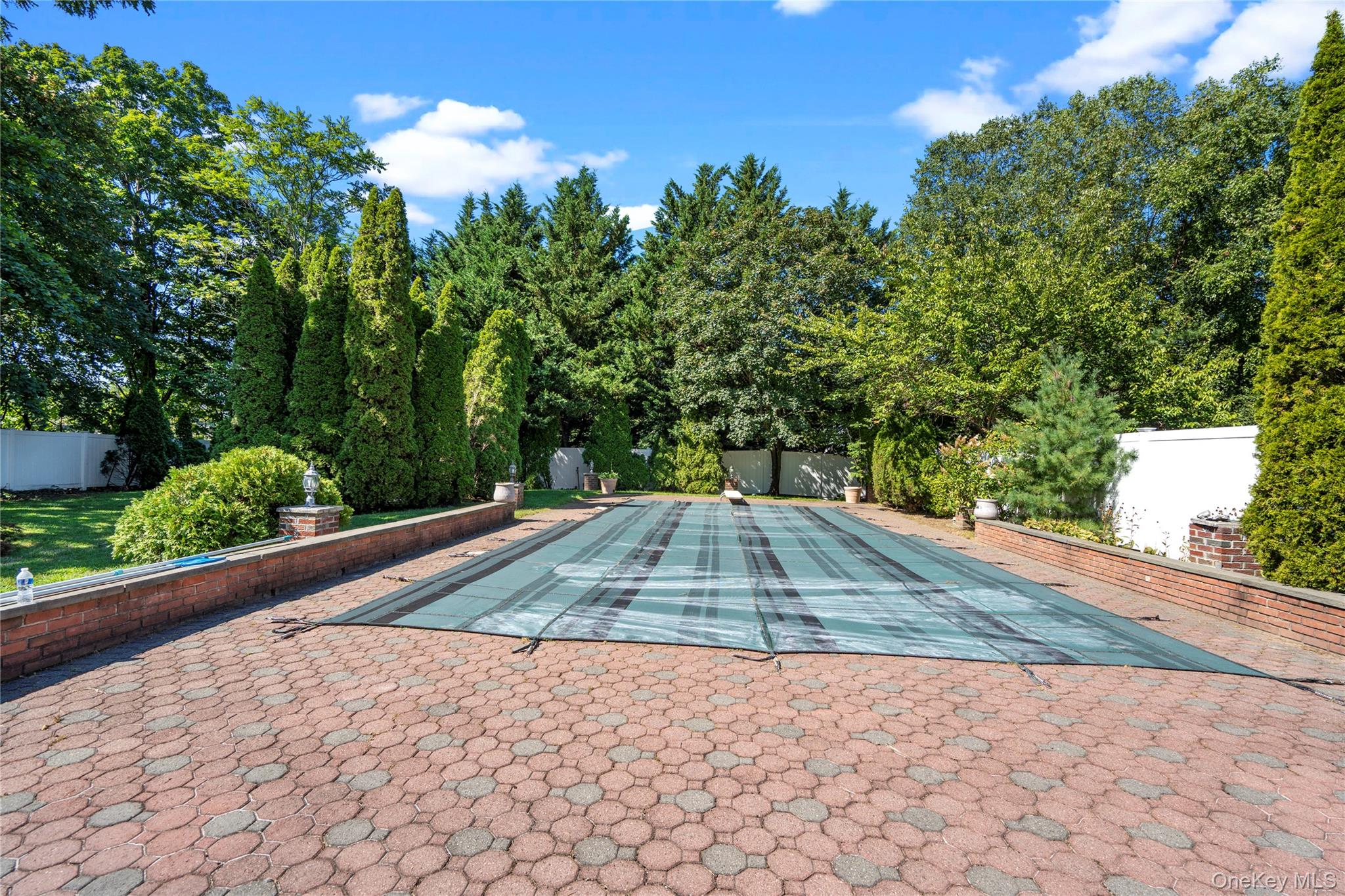 11 Harbor Court E, Roslyn Harbor, NY 11576