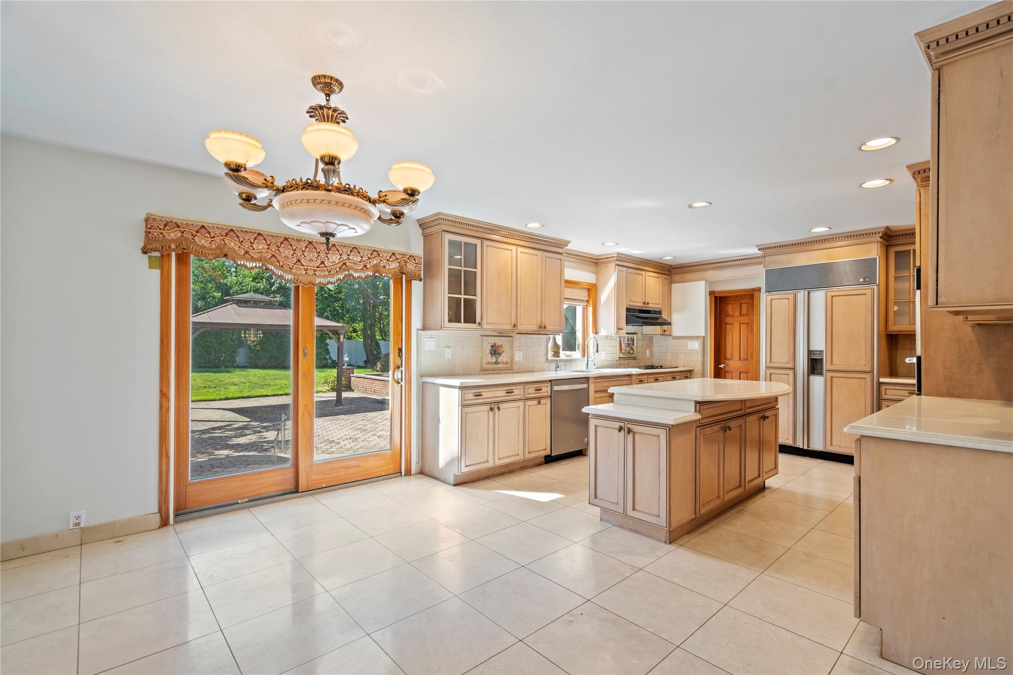 11 Harbor Court E, Roslyn Harbor, NY 11576