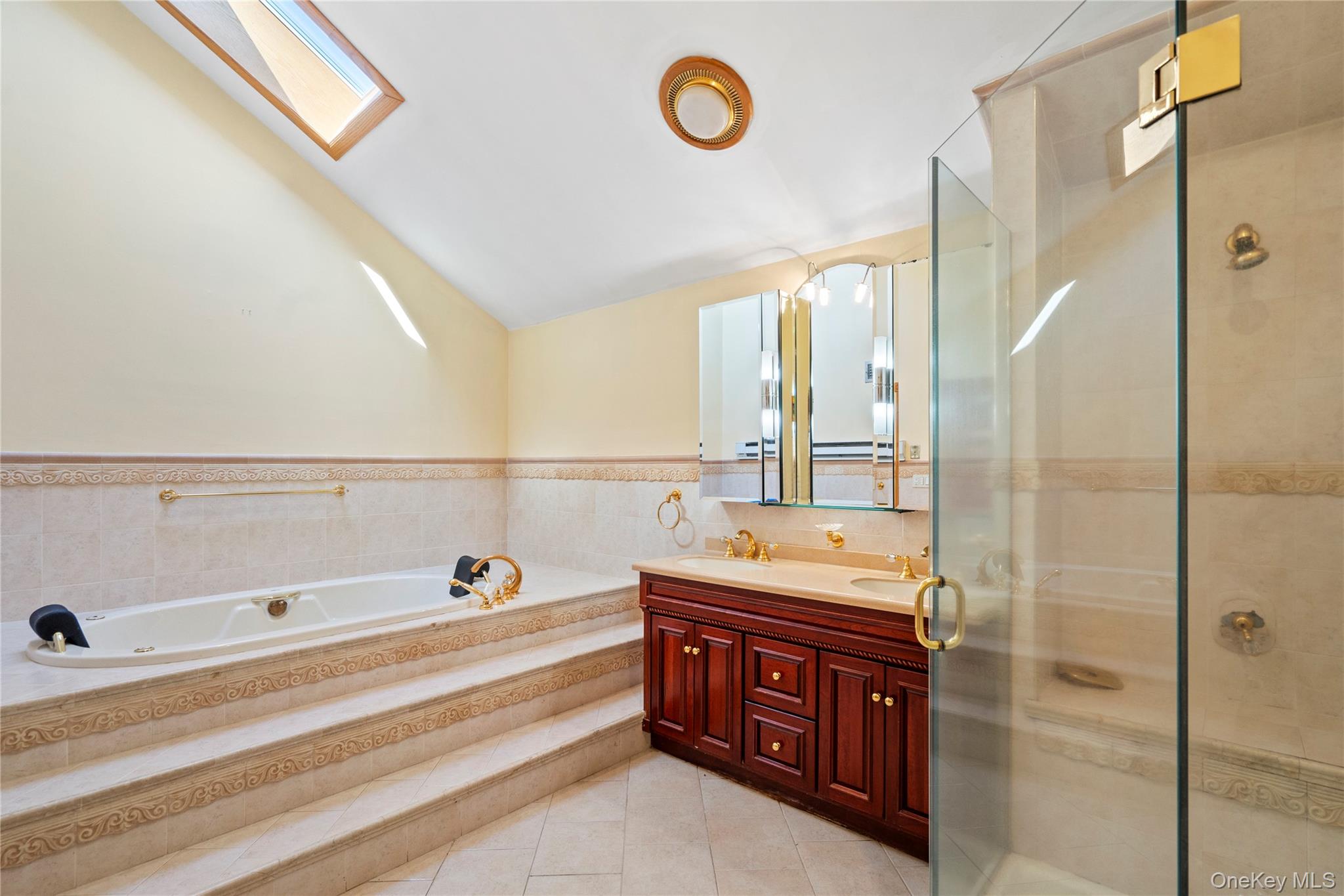 11 Harbor Court E, Roslyn Harbor, NY 11576