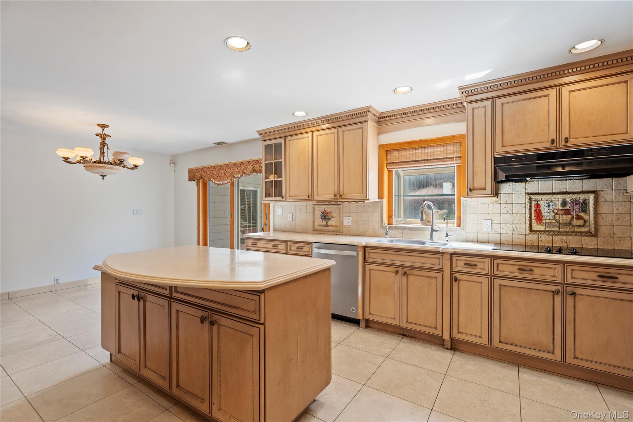 11 Harbor Court E, Roslyn Harbor, NY 11576