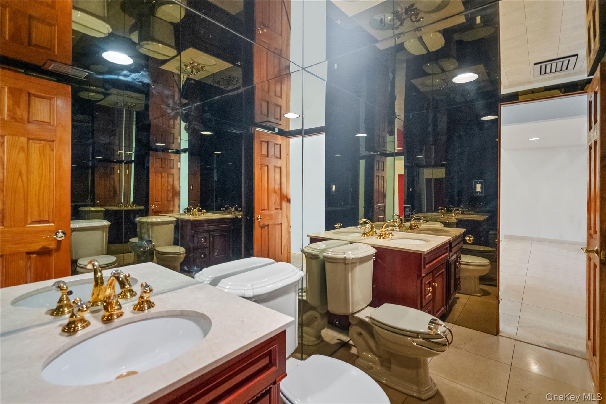 11 Harbor Court E, Roslyn Harbor, NY 11576