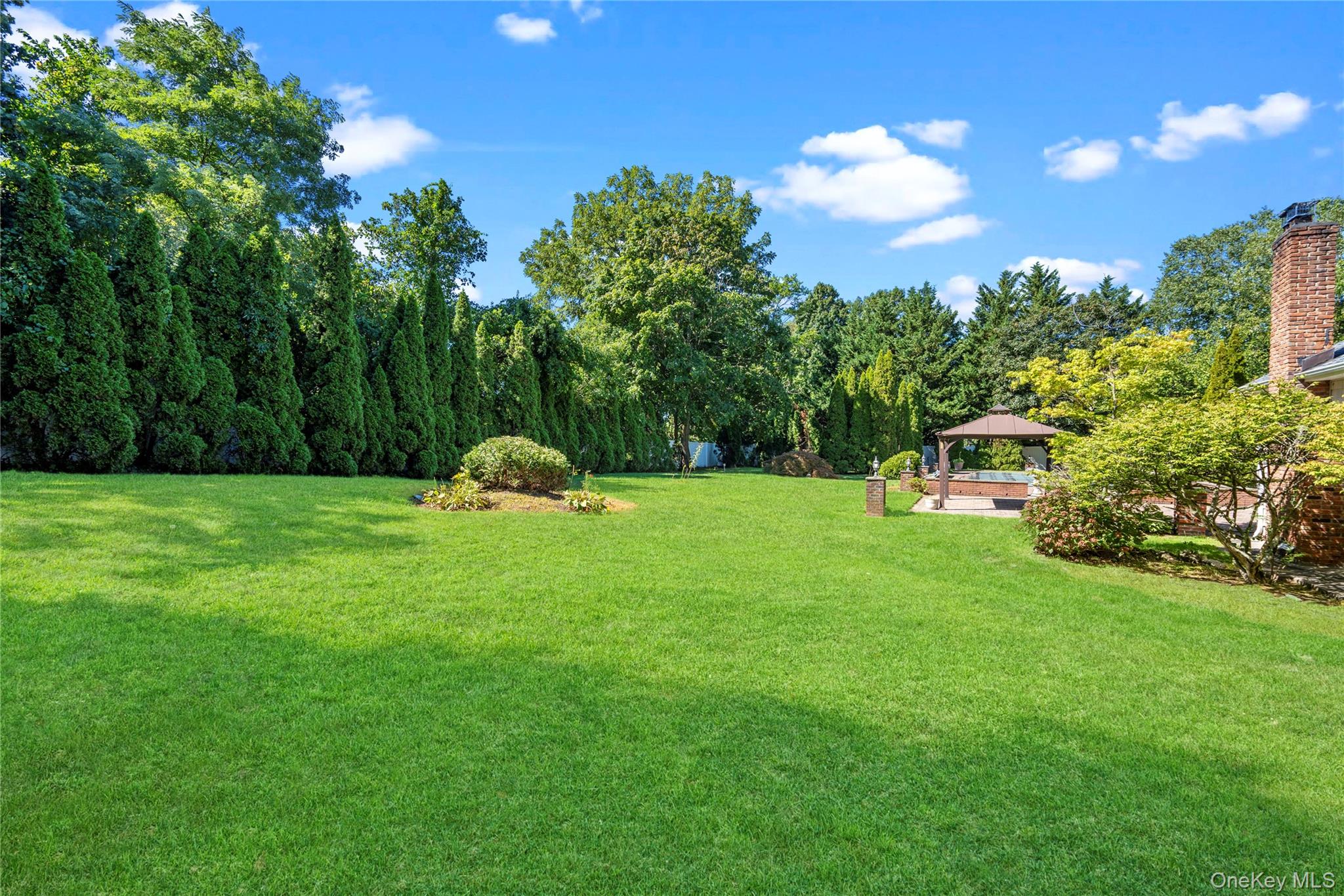 11 Harbor Court E, Roslyn Harbor, NY 11576