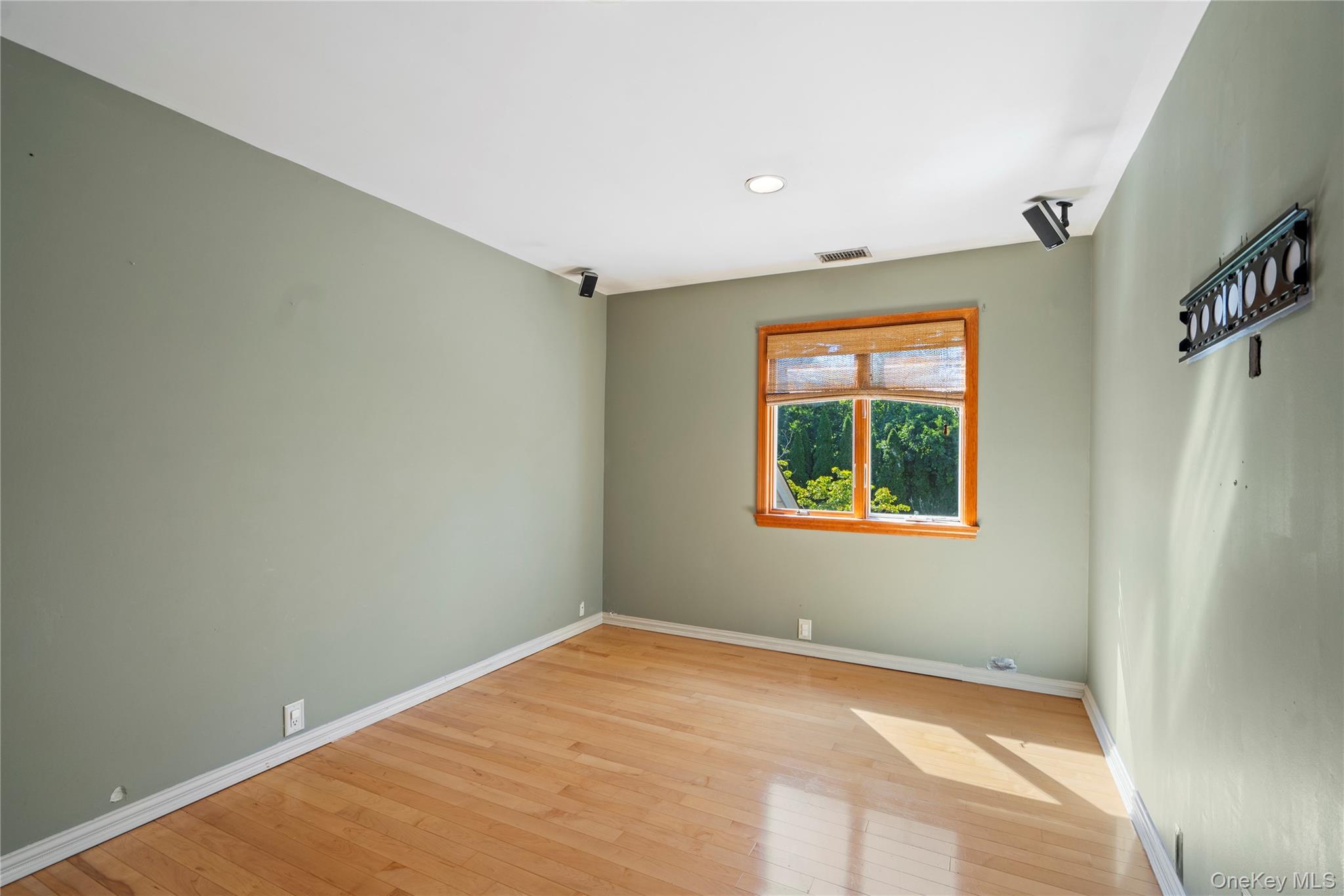 11 Harbor Court E, Roslyn Harbor, NY 11576