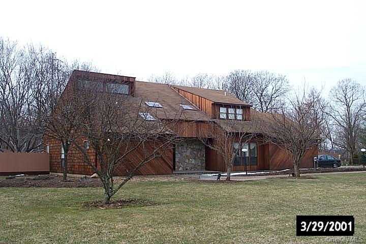 11 Harbor Court E, Roslyn Harbor, NY 11576
