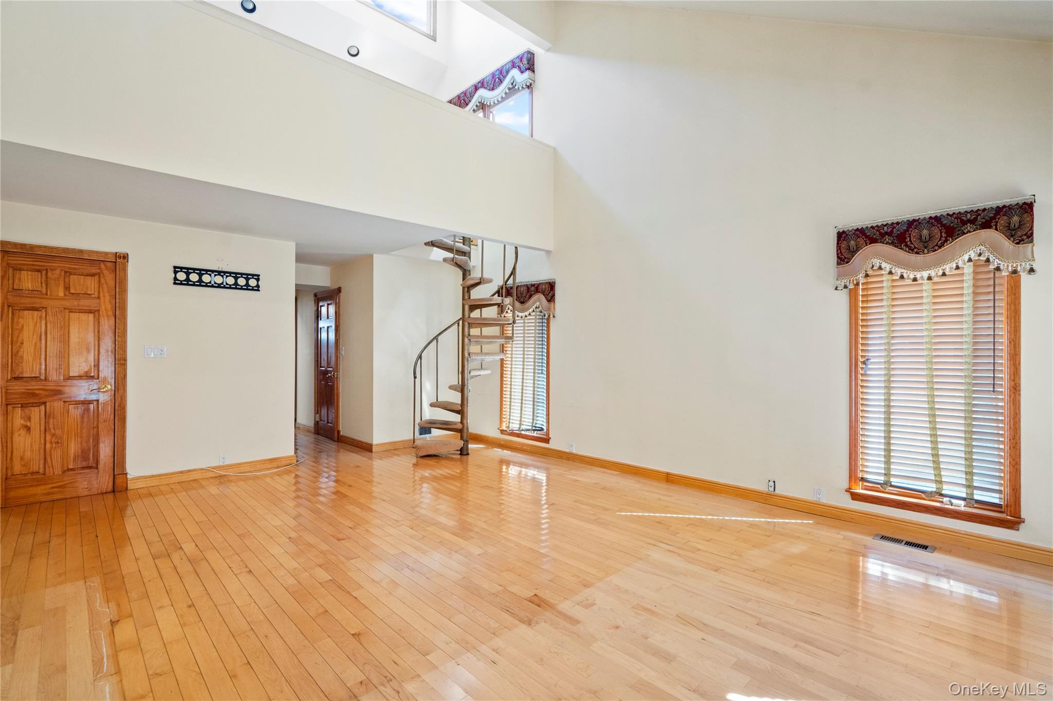 11 Harbor Court E, Roslyn Harbor, NY 11576