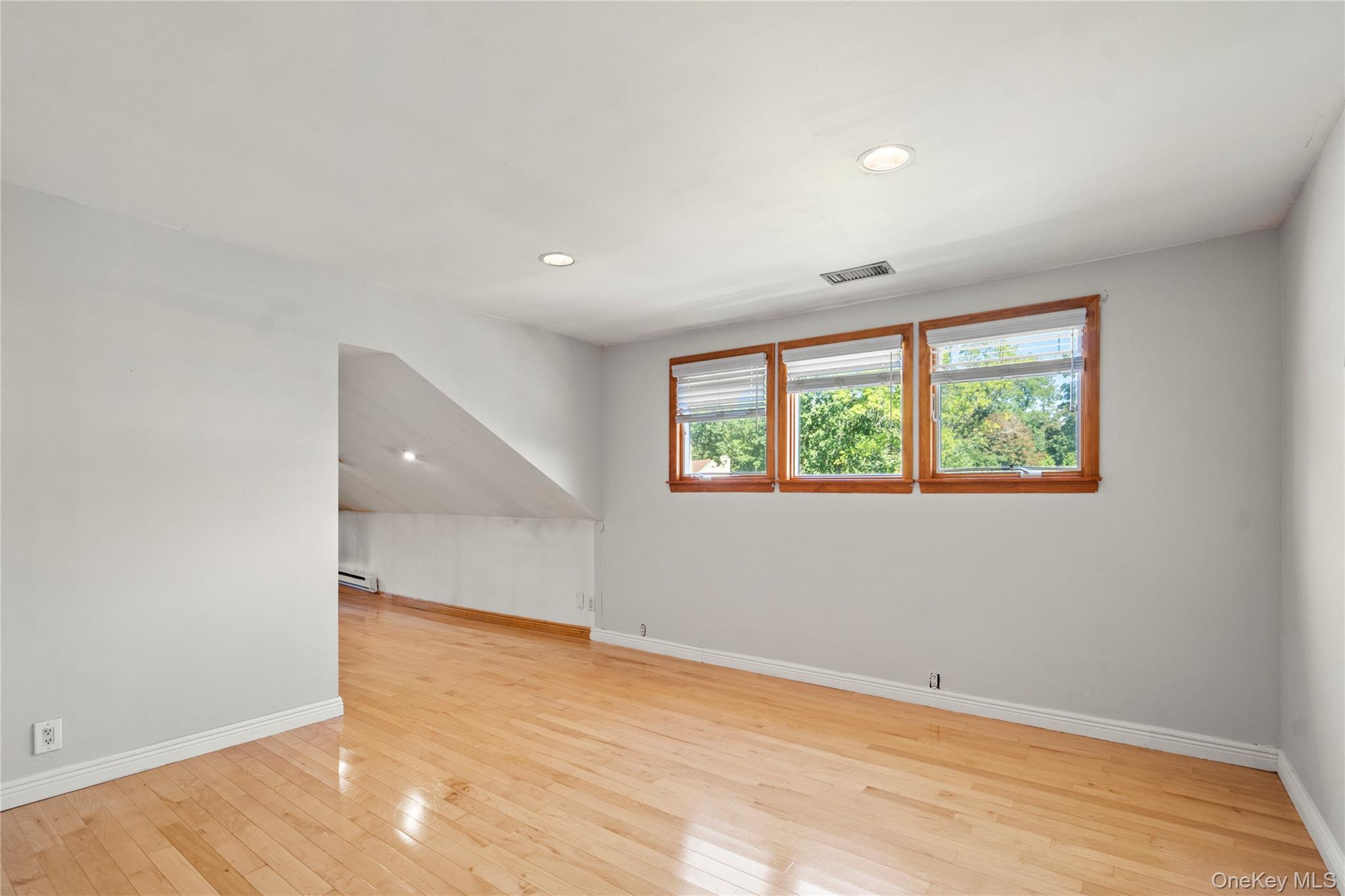 11 Harbor Court E, Roslyn Harbor, NY 11576