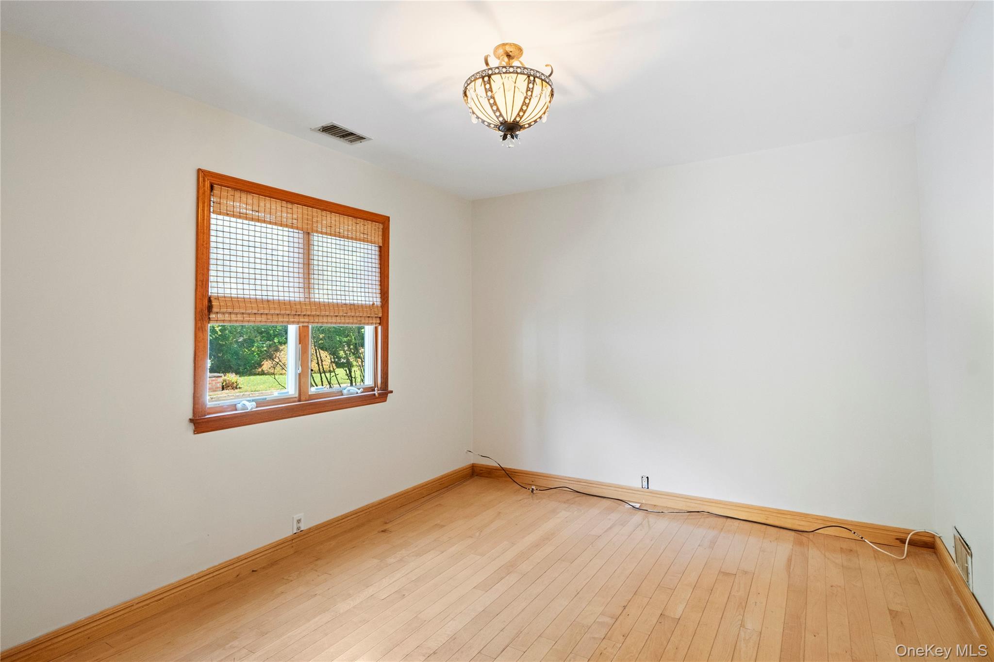 11 Harbor Court E, Roslyn Harbor, NY 11576