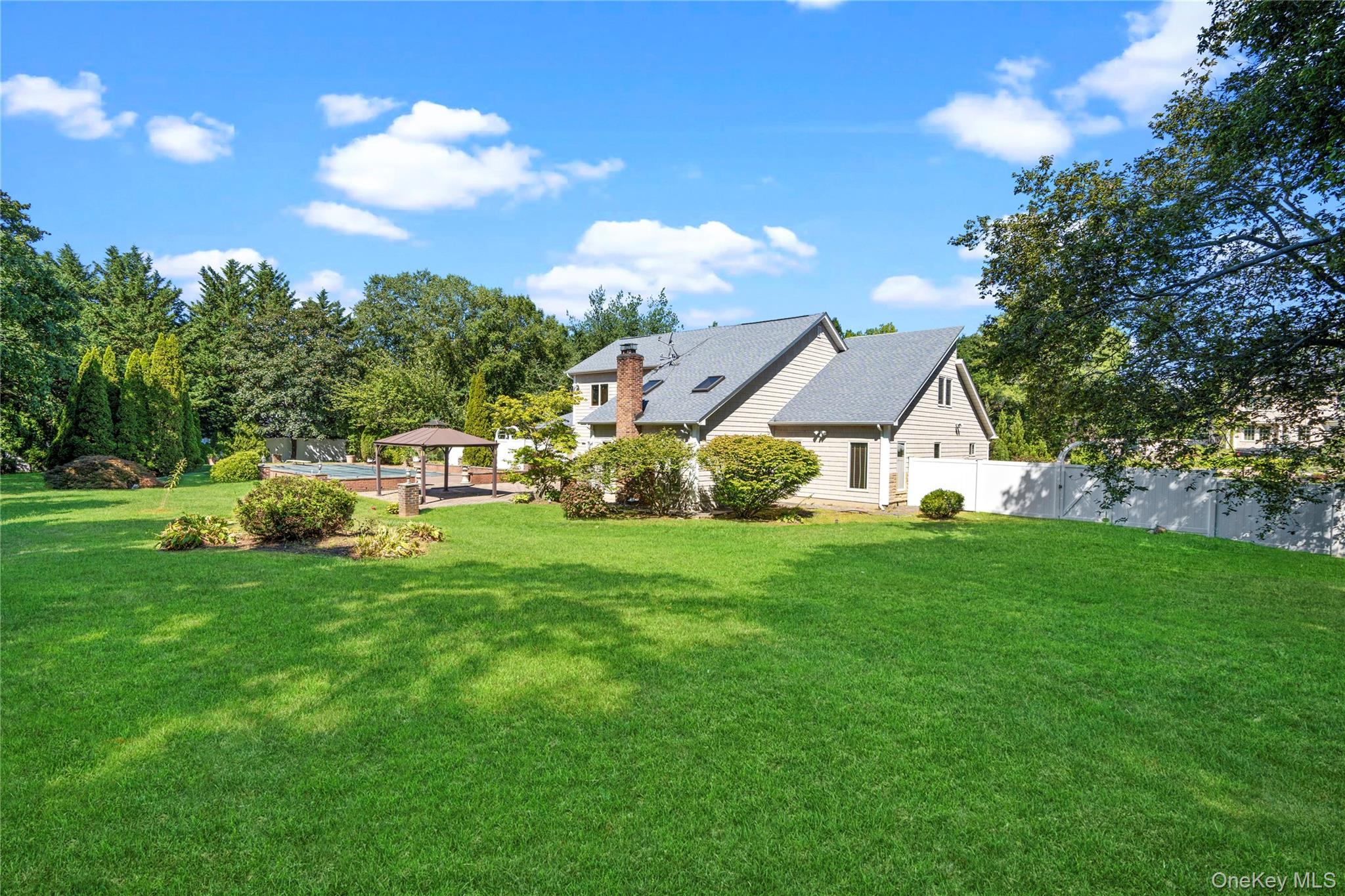 11 Harbor Court E, Roslyn Harbor, NY 11576