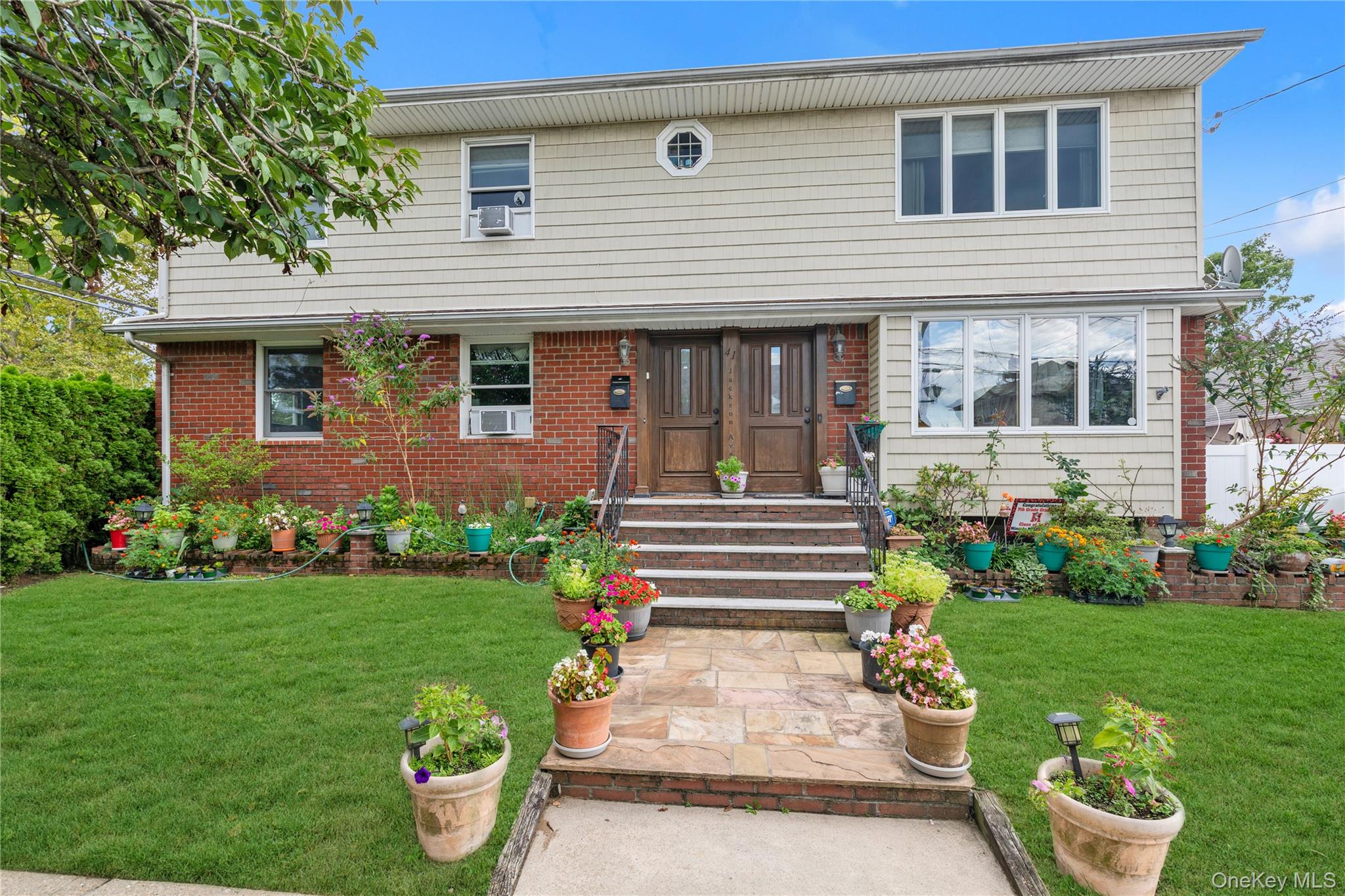 41 Jackson Avenue, Mineola, NY 11501