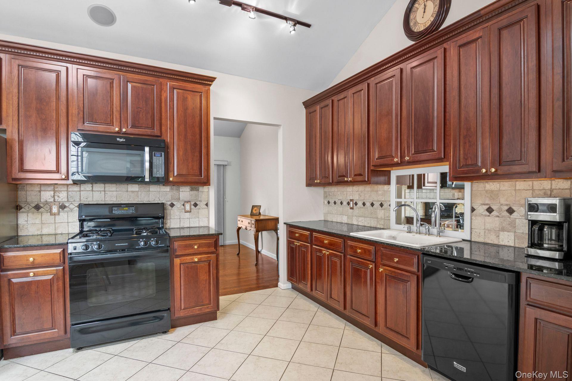 37 Constantine Way, Mount Sinai, NY 11766