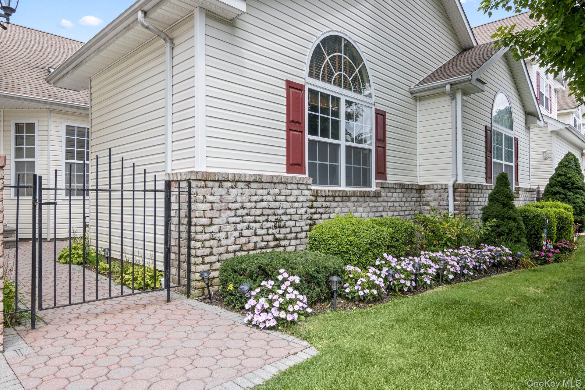 37 Constantine Way, Mount Sinai, NY 11766