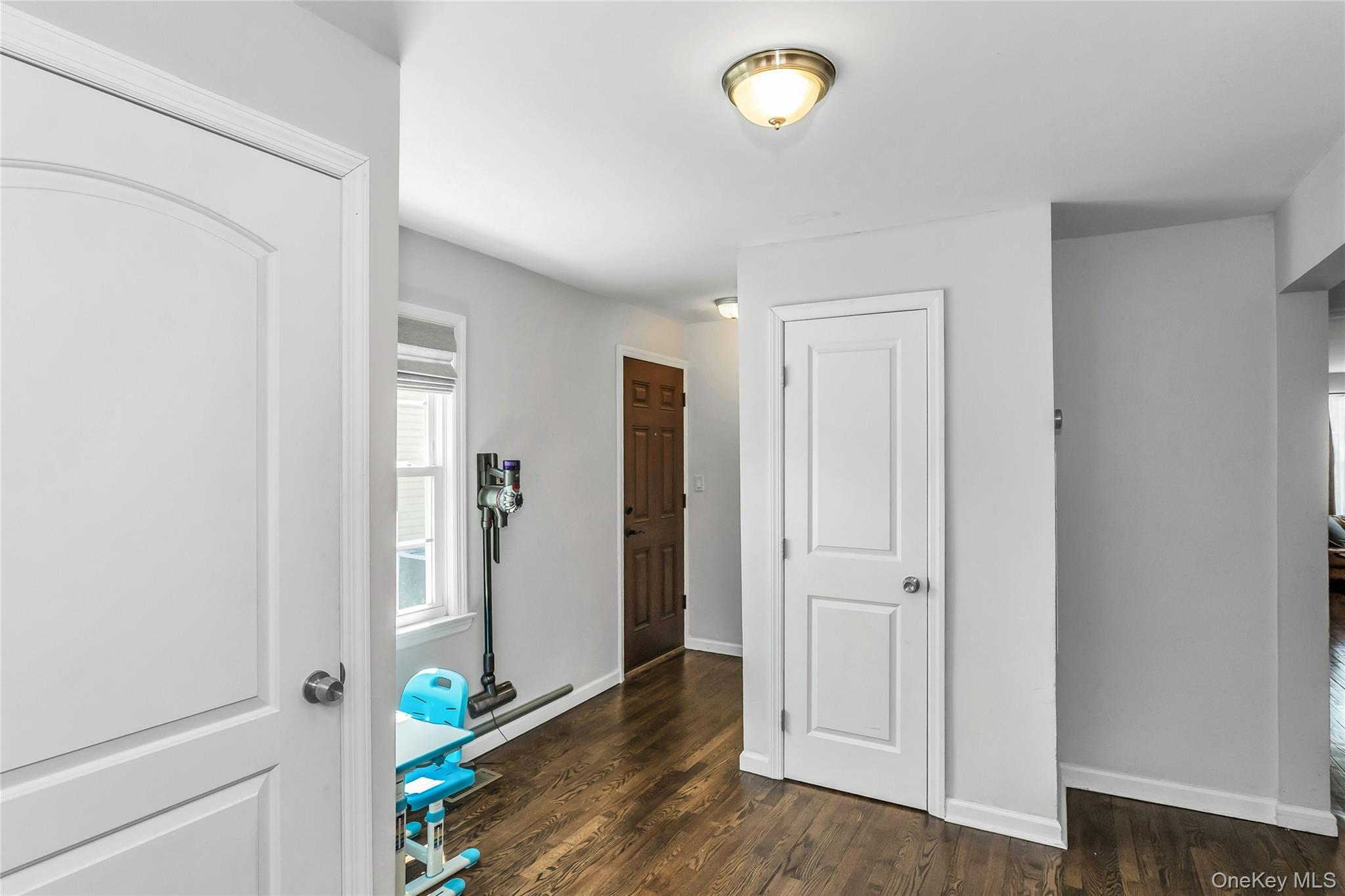 106 Scarcliffe Drive, Malverne, NY 11565