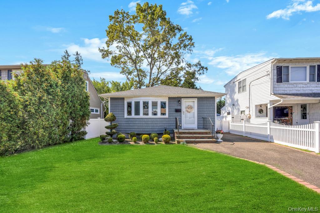 170 Lindbergh Street, Massapequa Park, NY 11762