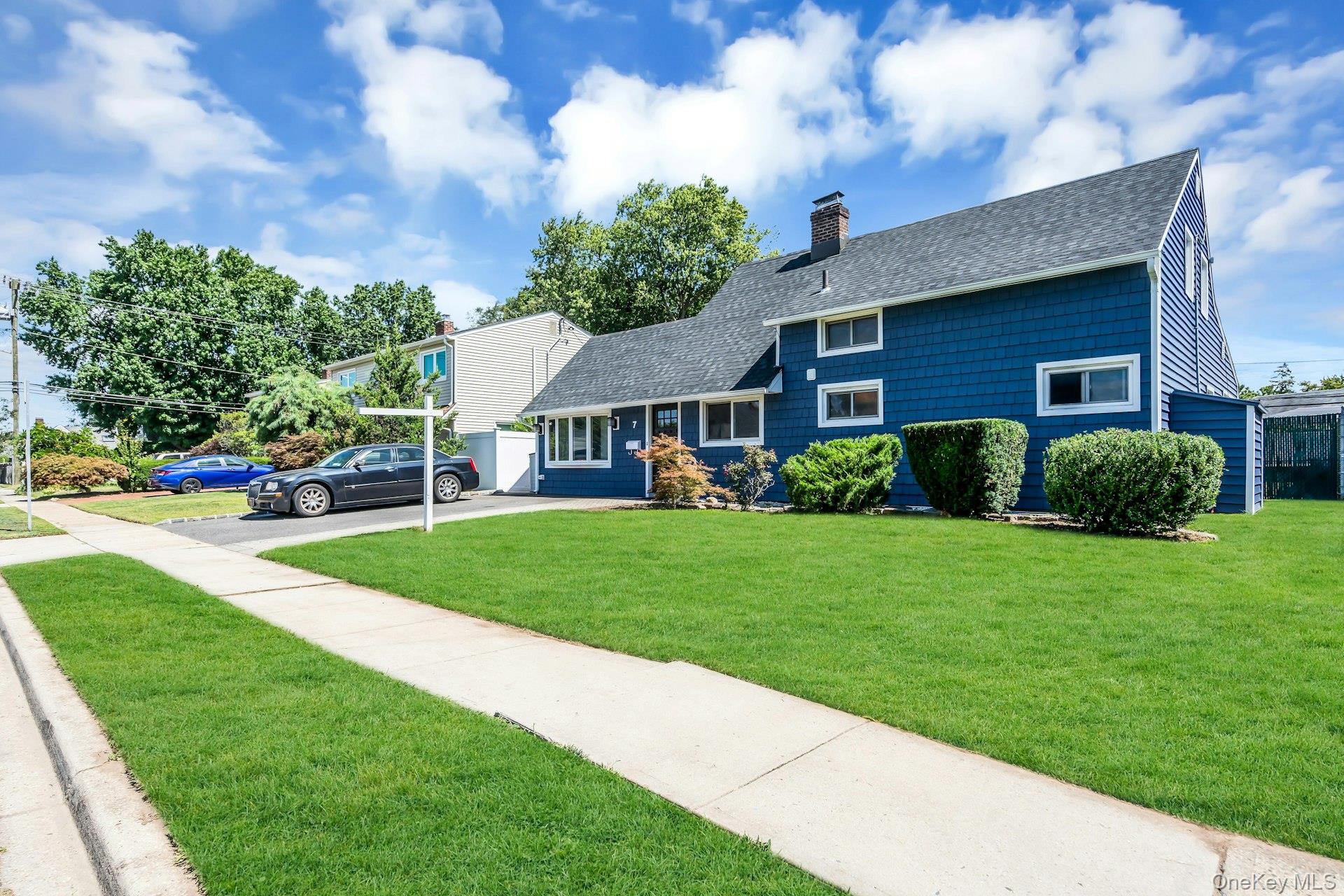 7 Tanager Lane, Levittown, NY 11756