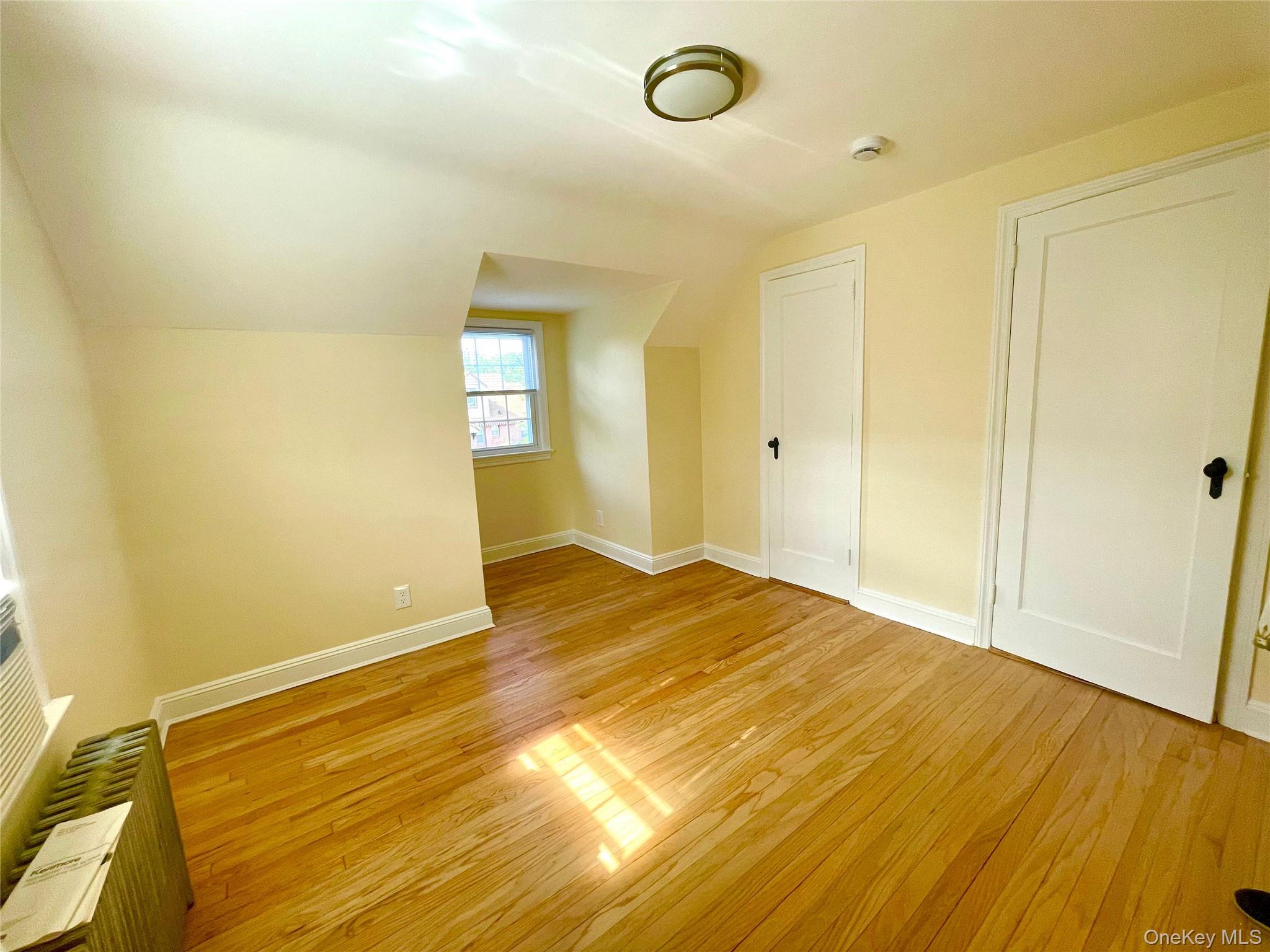 24 Tulip Lane, New Hyde Park, NY 11040