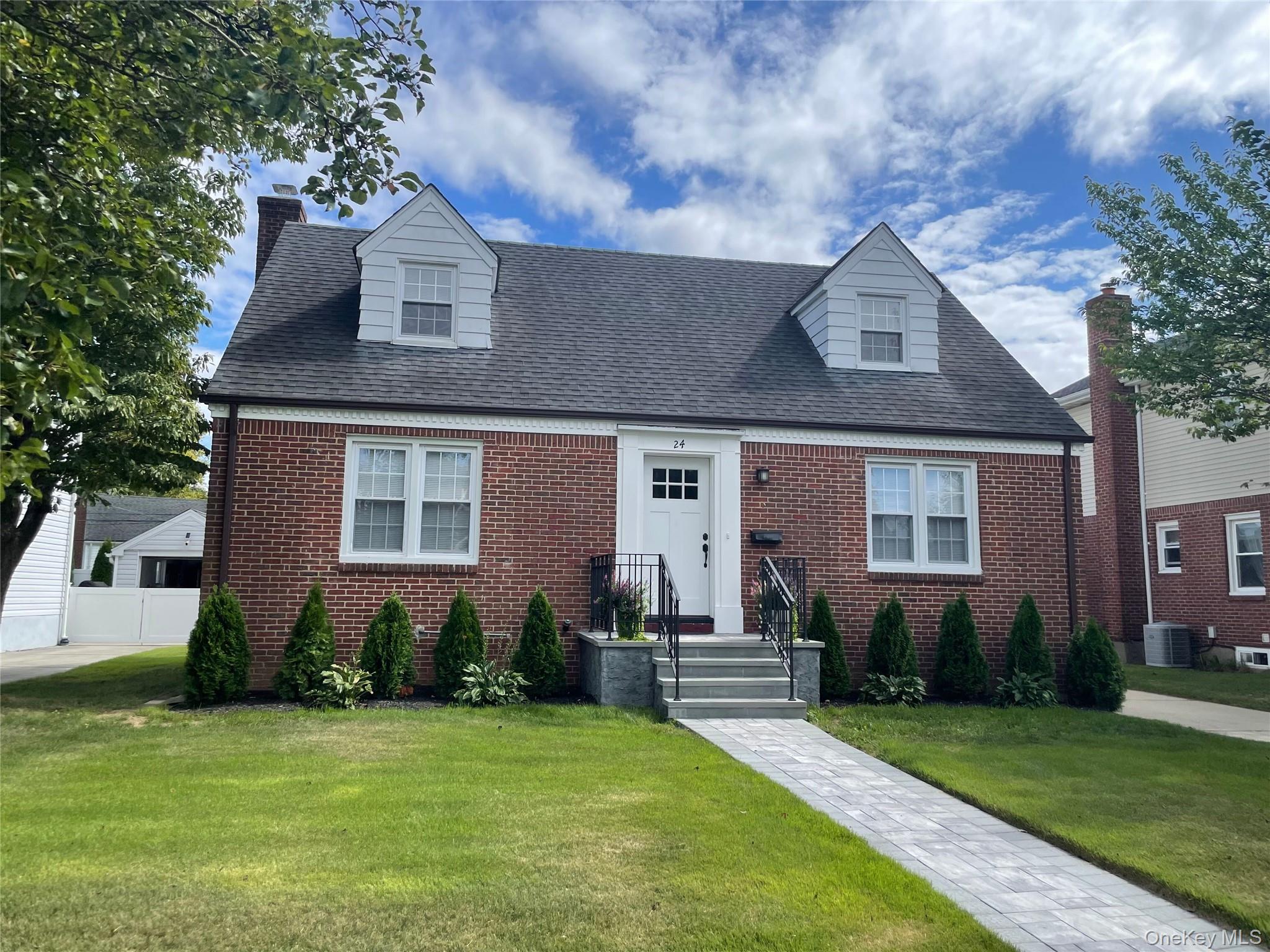 24 Tulip Lane, New Hyde Park, NY 11040