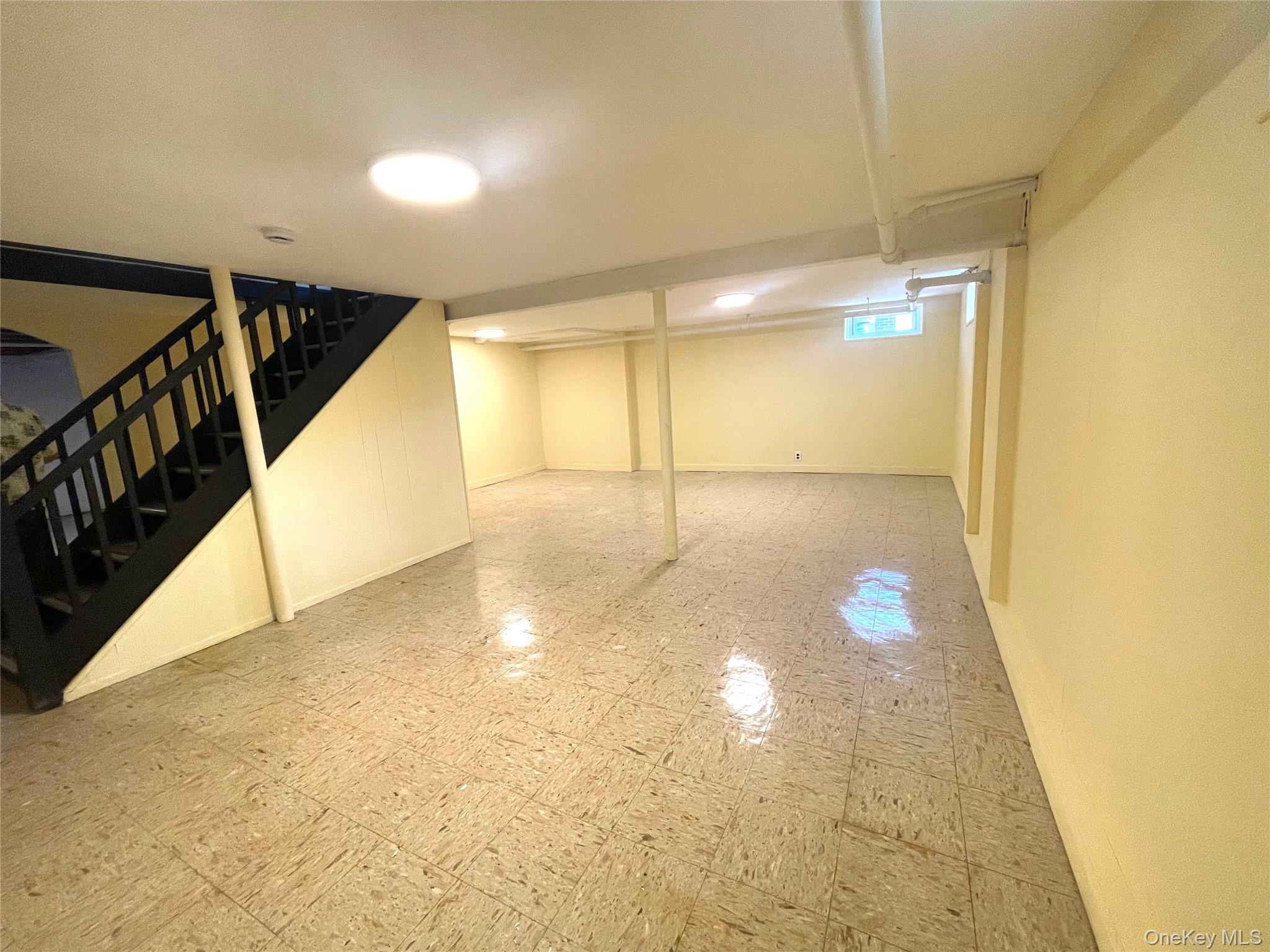 24 Tulip Lane, New Hyde Park, NY 11040