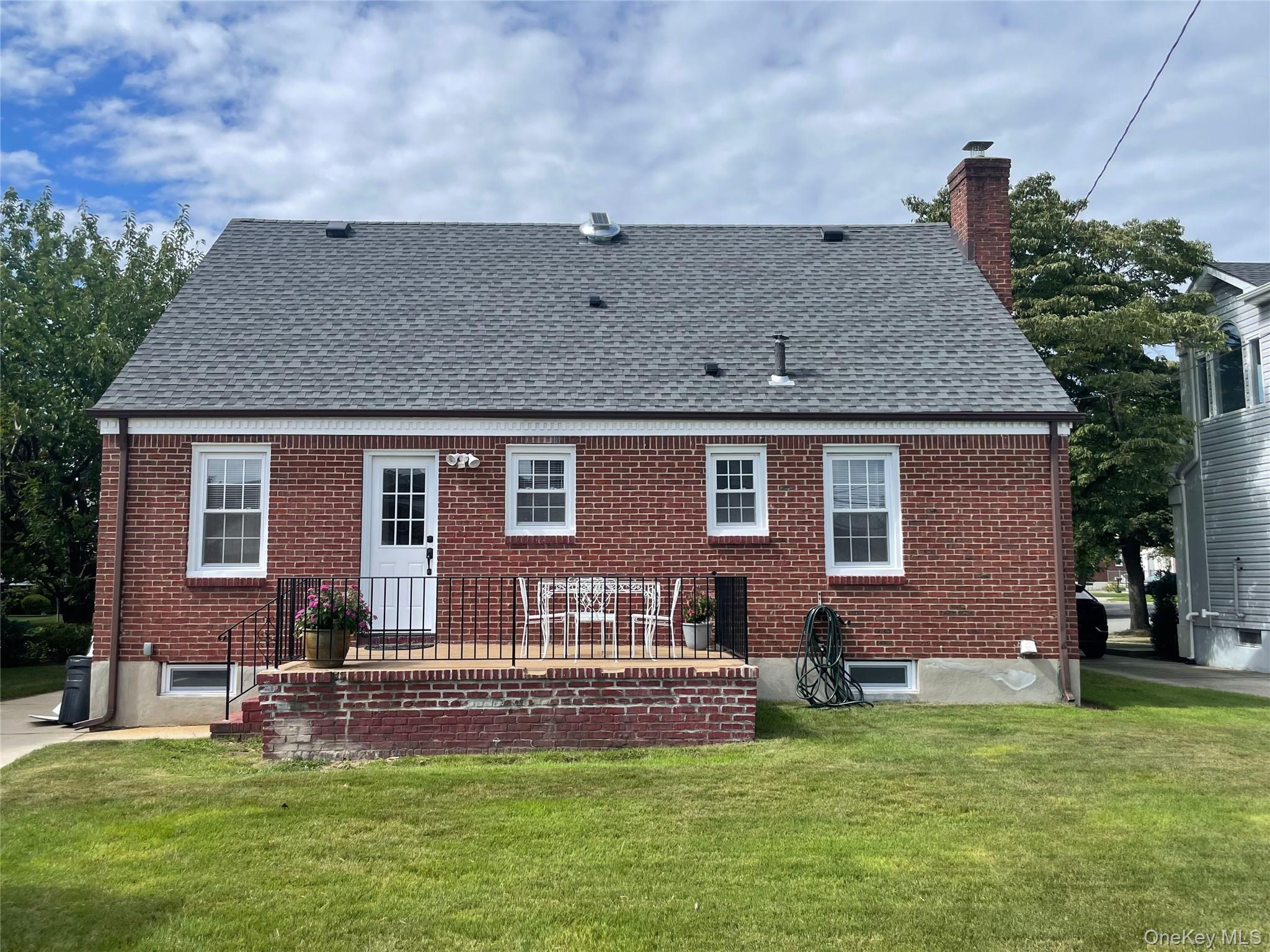 24 Tulip Lane, New Hyde Park, NY 11040