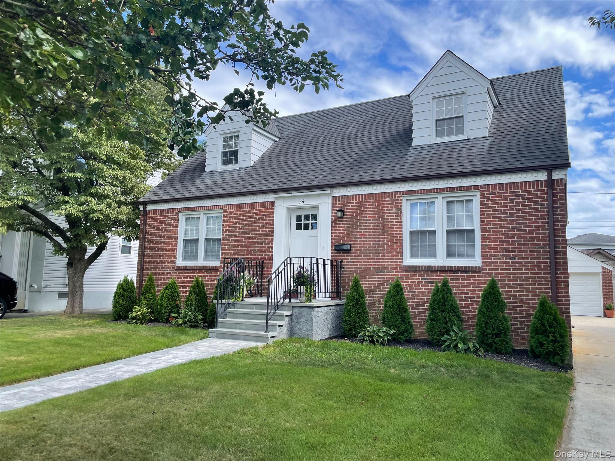 24 Tulip Lane, New Hyde Park, NY 11040