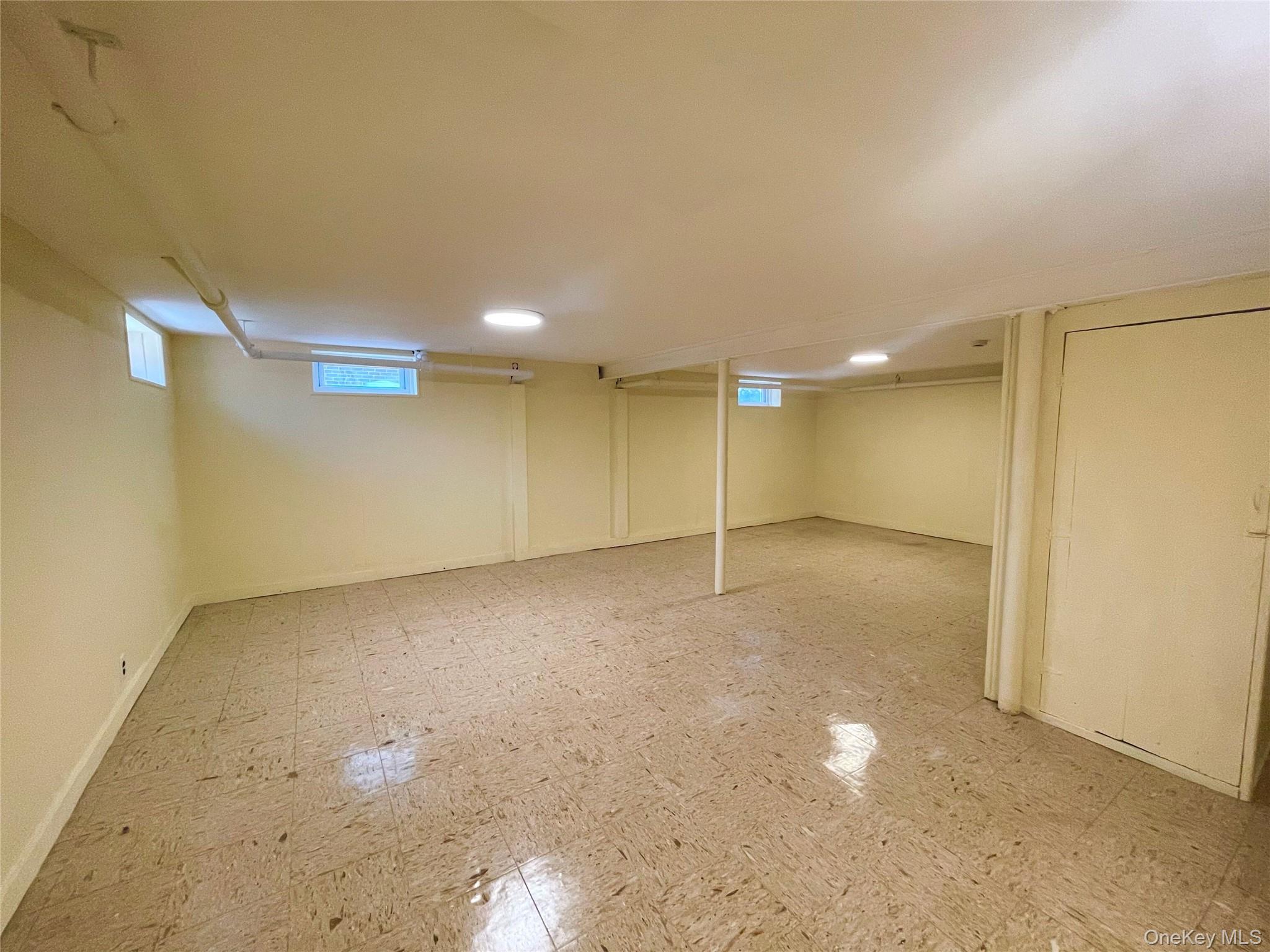 24 Tulip Lane, New Hyde Park, NY 11040