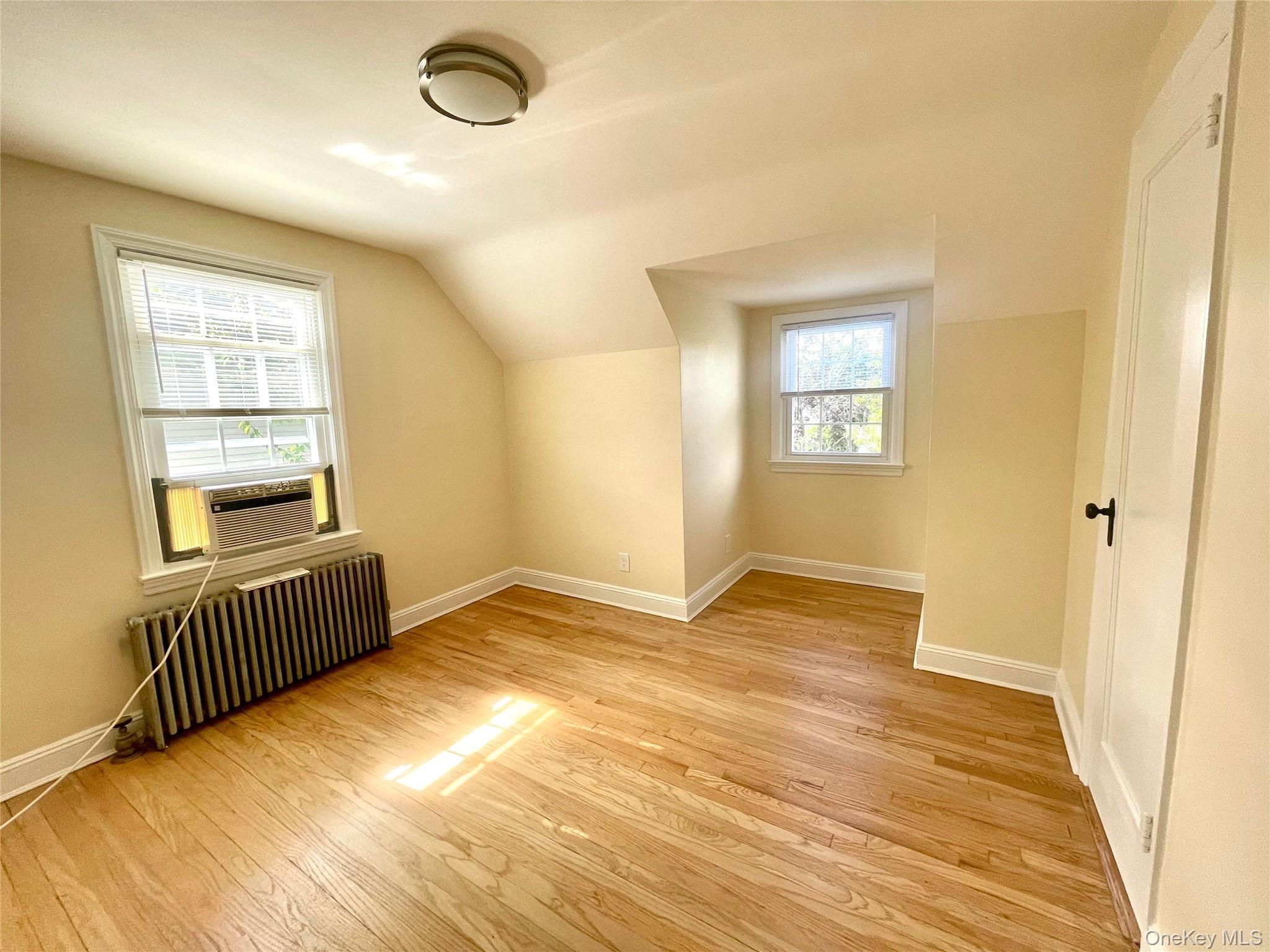 24 Tulip Lane, New Hyde Park, NY 11040