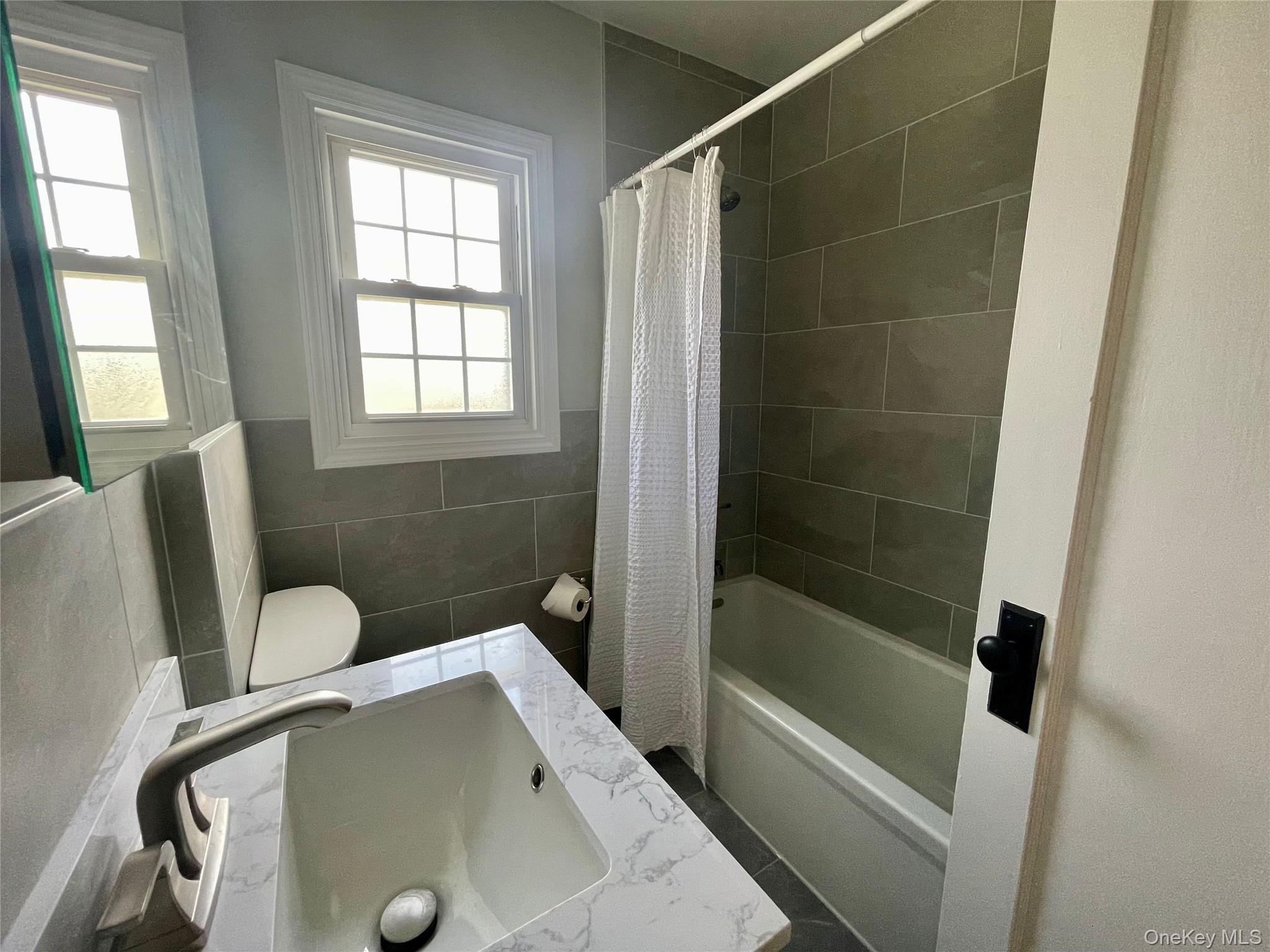 24 Tulip Lane, New Hyde Park, NY 11040