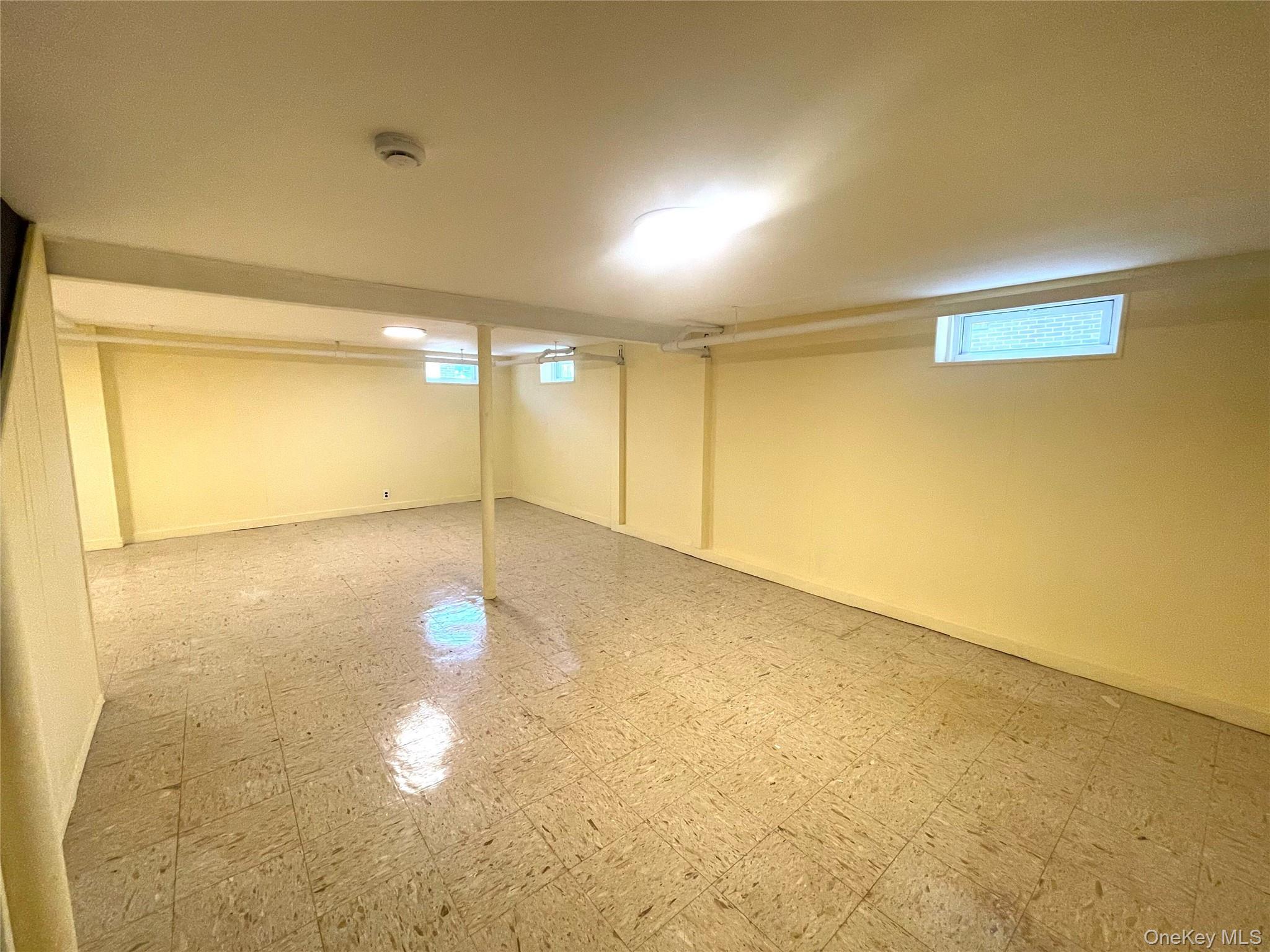 24 Tulip Lane, New Hyde Park, NY 11040