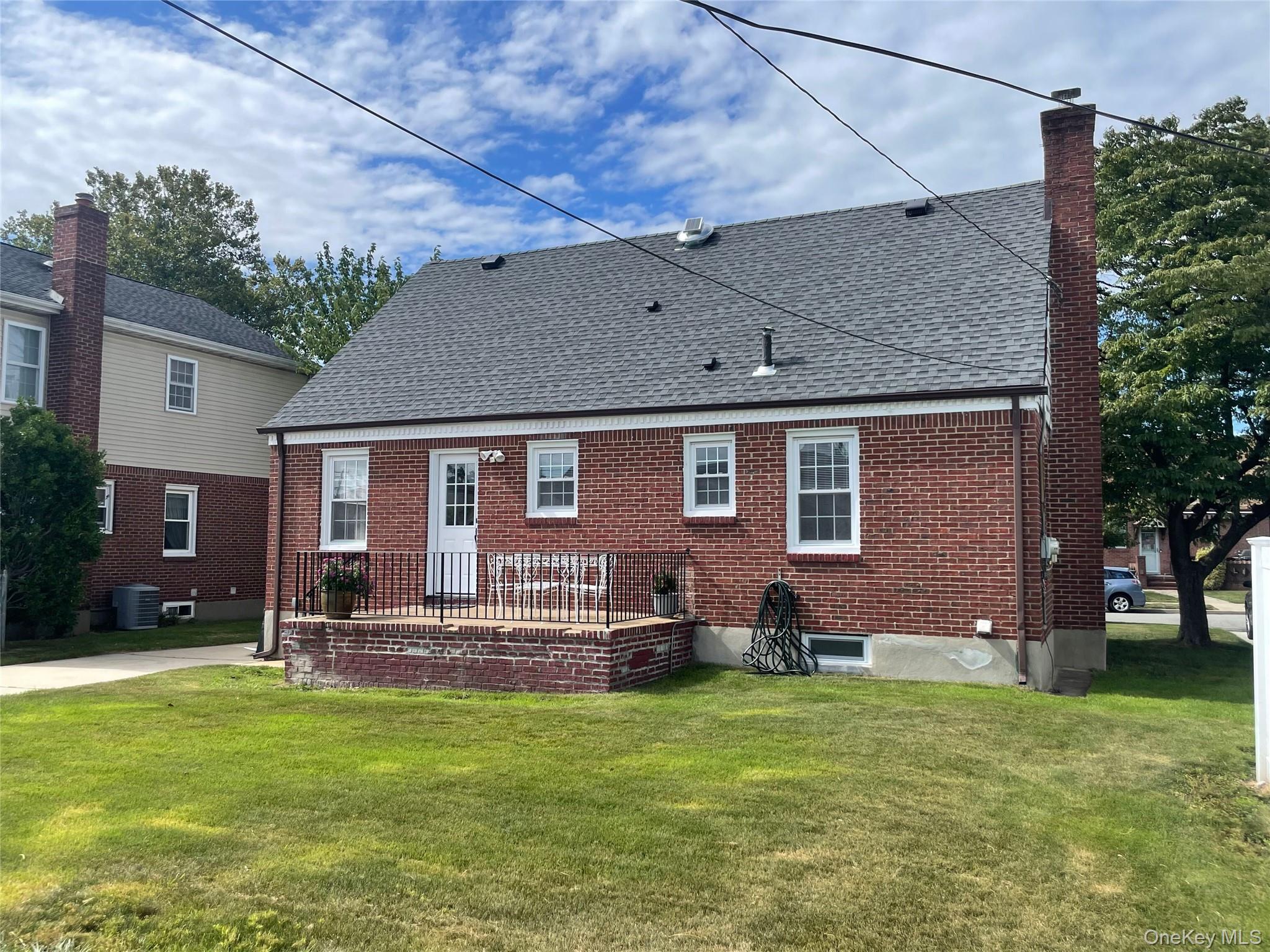 24 Tulip Lane, New Hyde Park, NY 11040