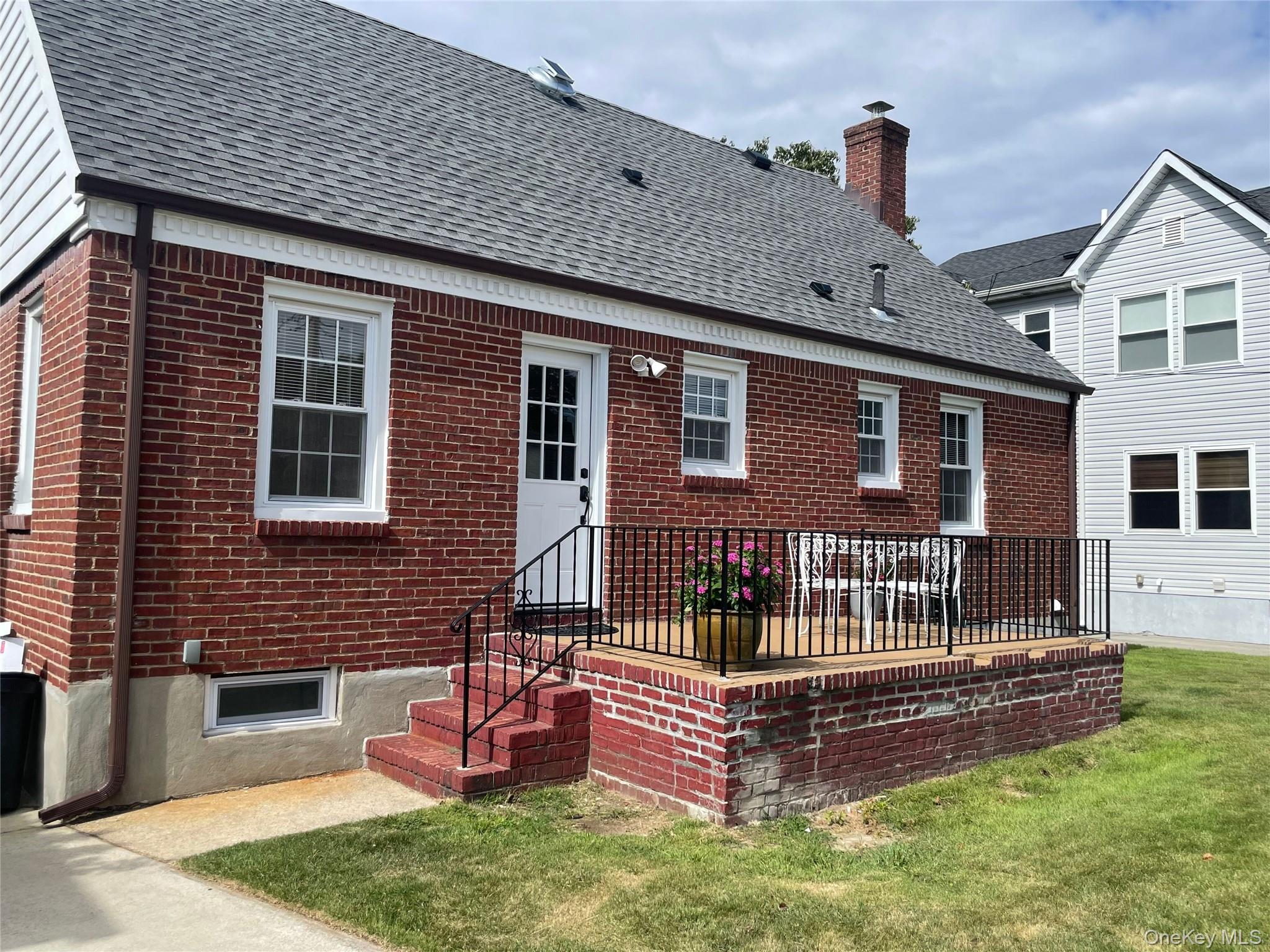 24 Tulip Lane, New Hyde Park, NY 11040