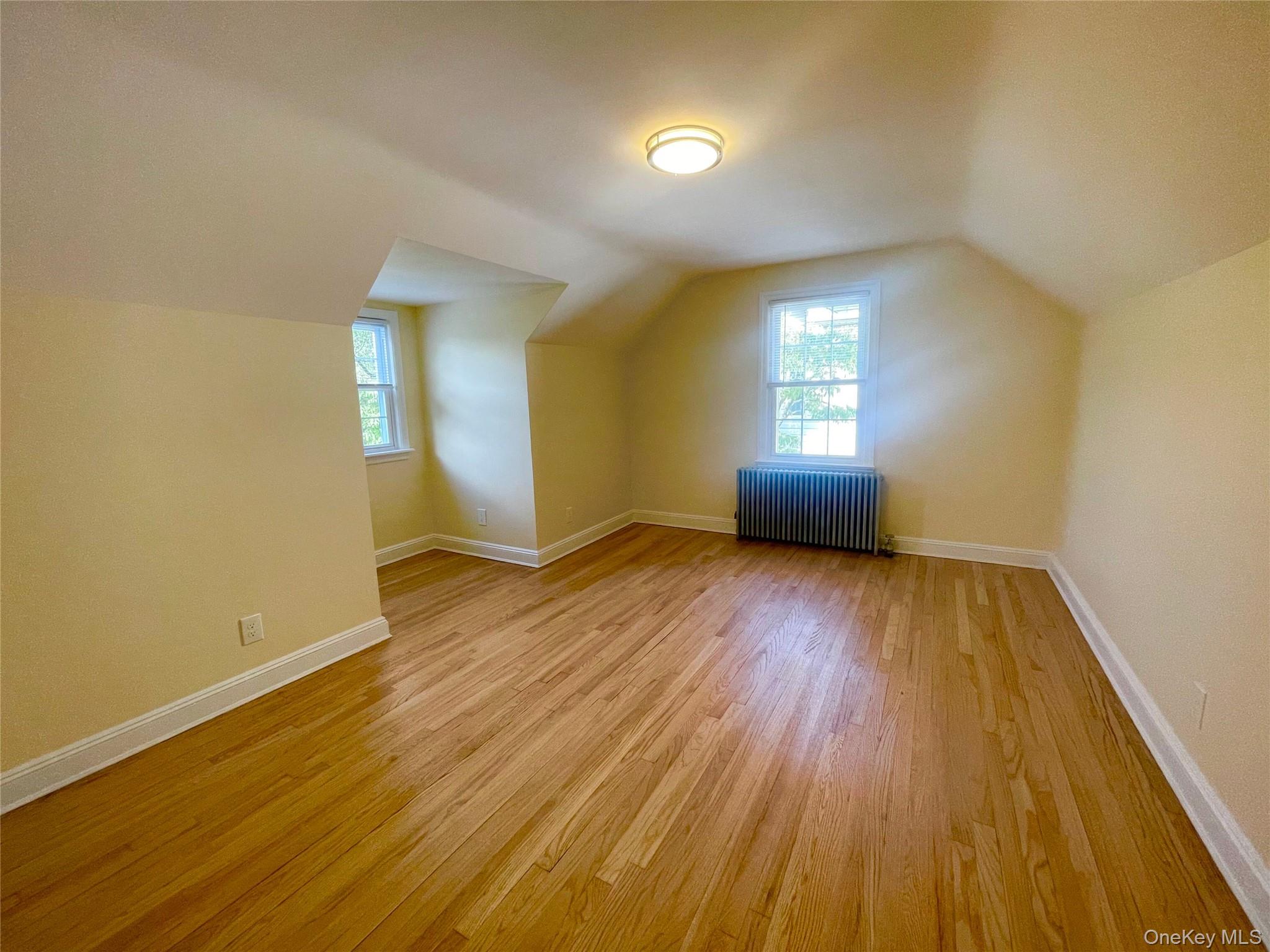 24 Tulip Lane, New Hyde Park, NY 11040