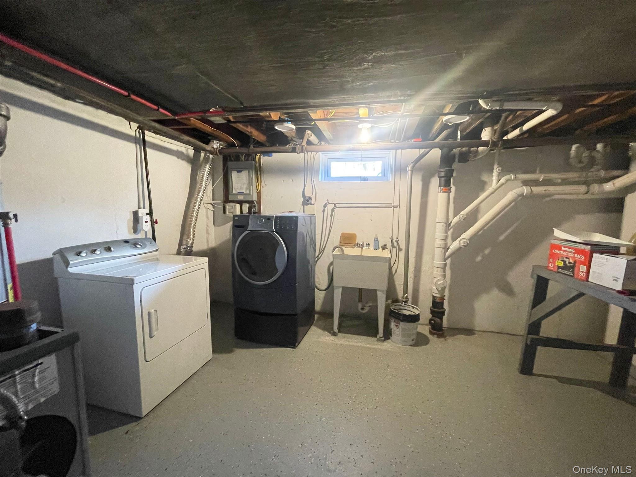 24 Tulip Lane, New Hyde Park, NY 11040