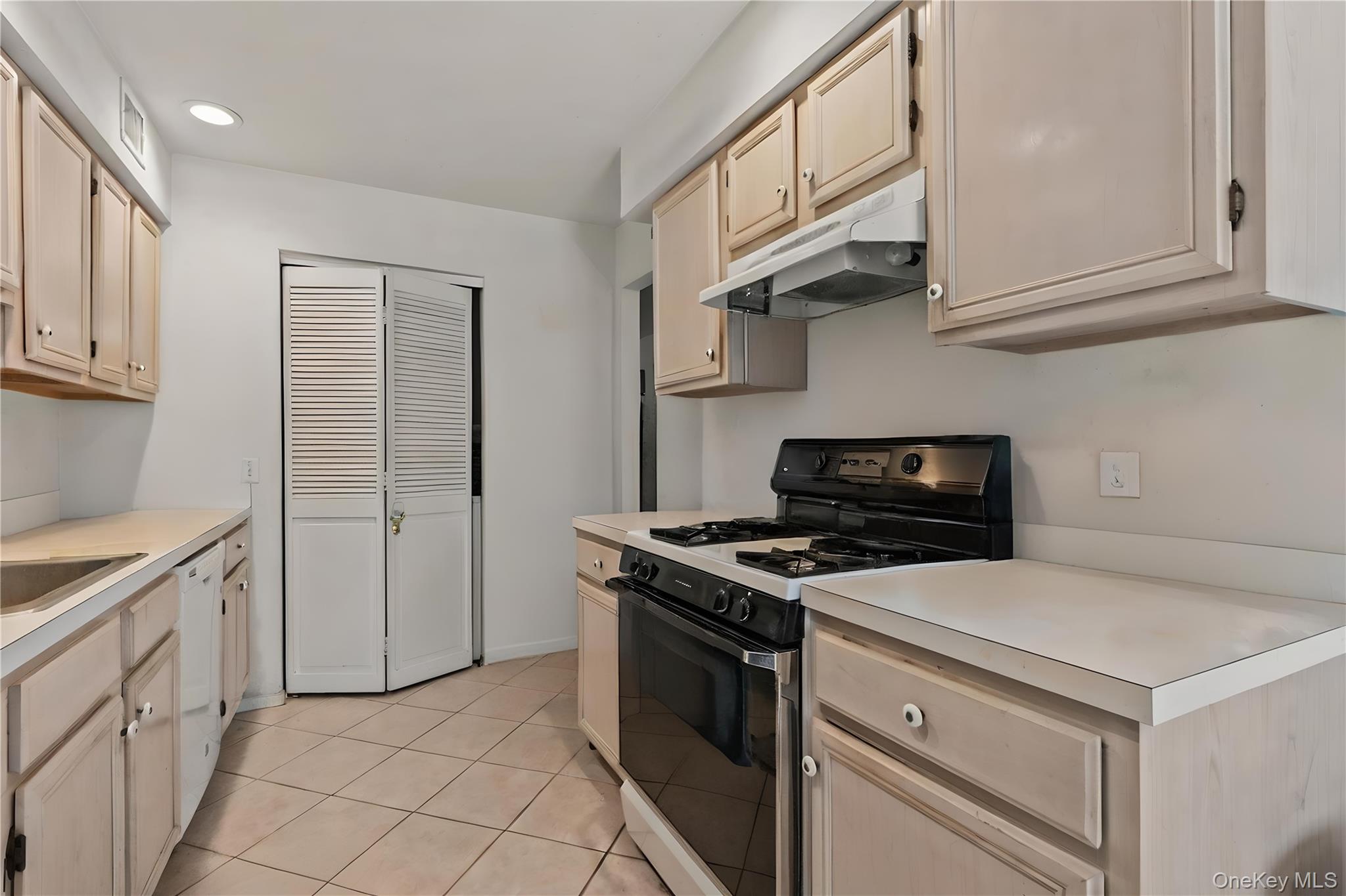 18 Lakeside Lane, Bay Shore, NY 11706