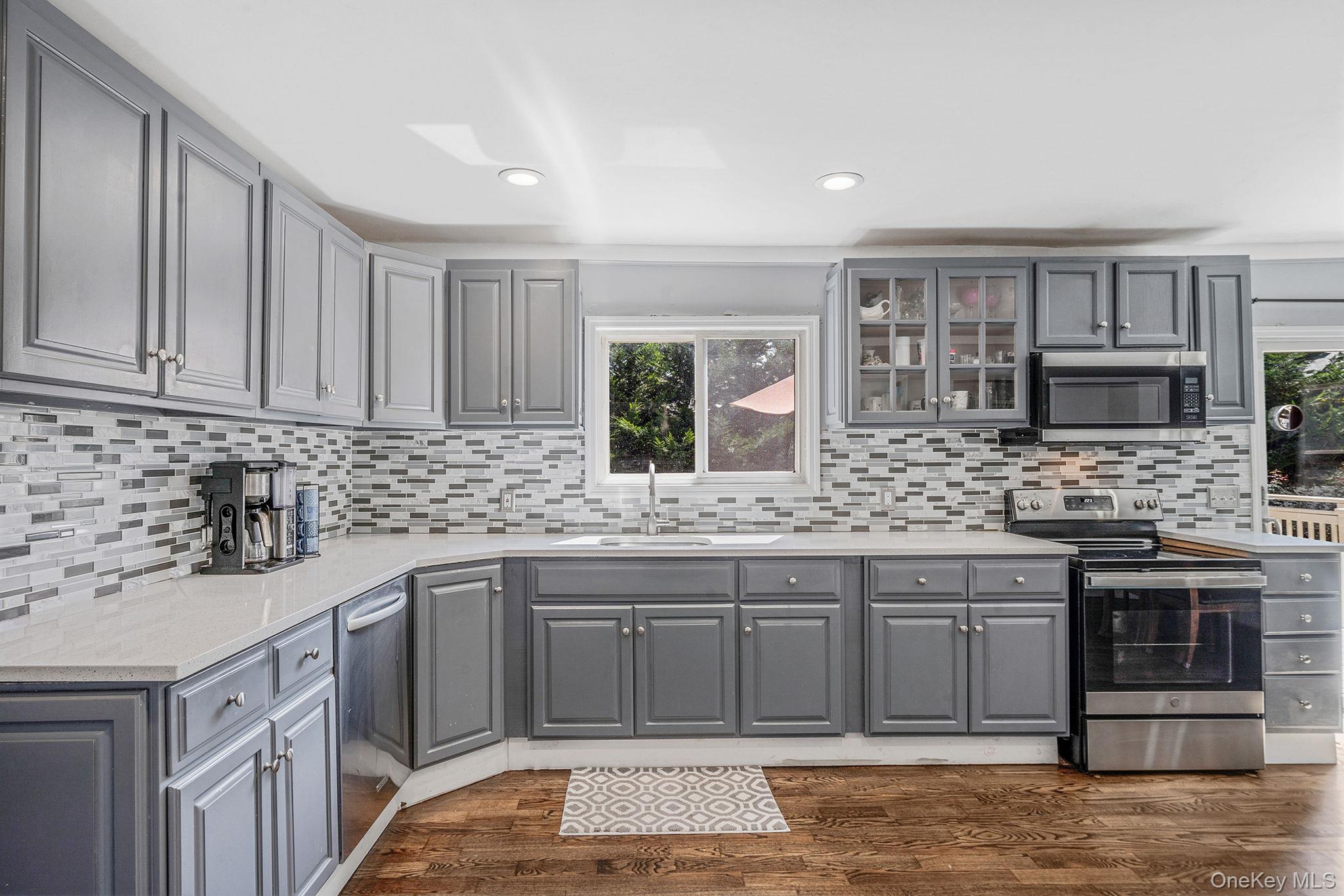 10 Roy Avenue, West Islip, NY 11795